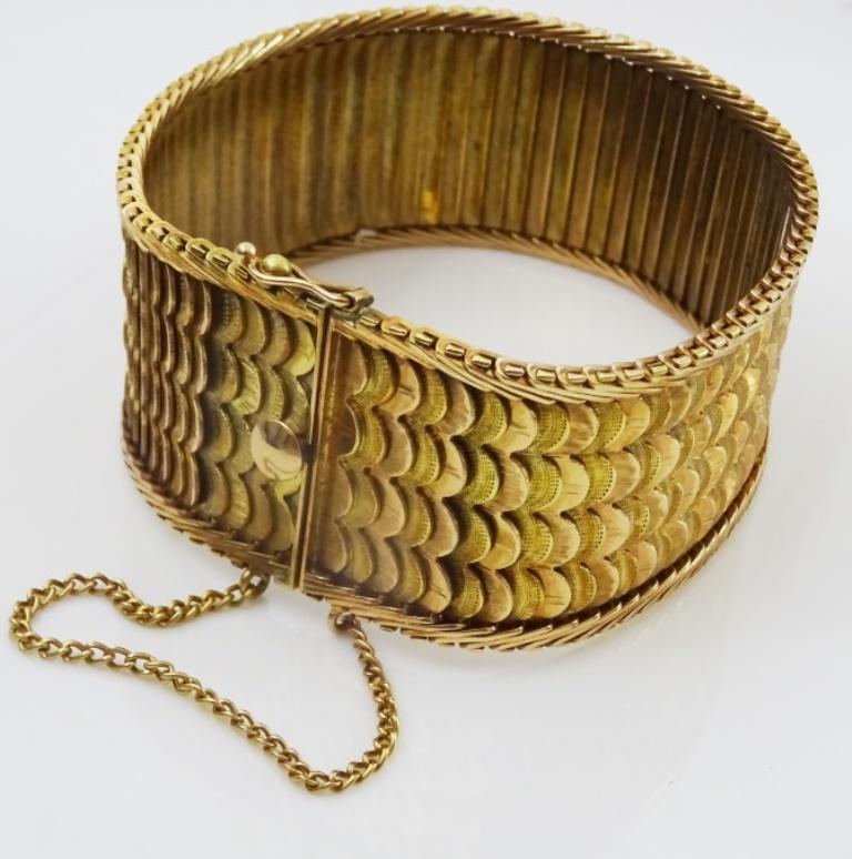 This is a very unique bracelet.
Completely Handmade in a special style. It is like fish scales.
Fully handmade to the best of my knowledge In Belgium in the late 1940's
Completely hallmarked for 14 karat.
20 cm long - 8 inches