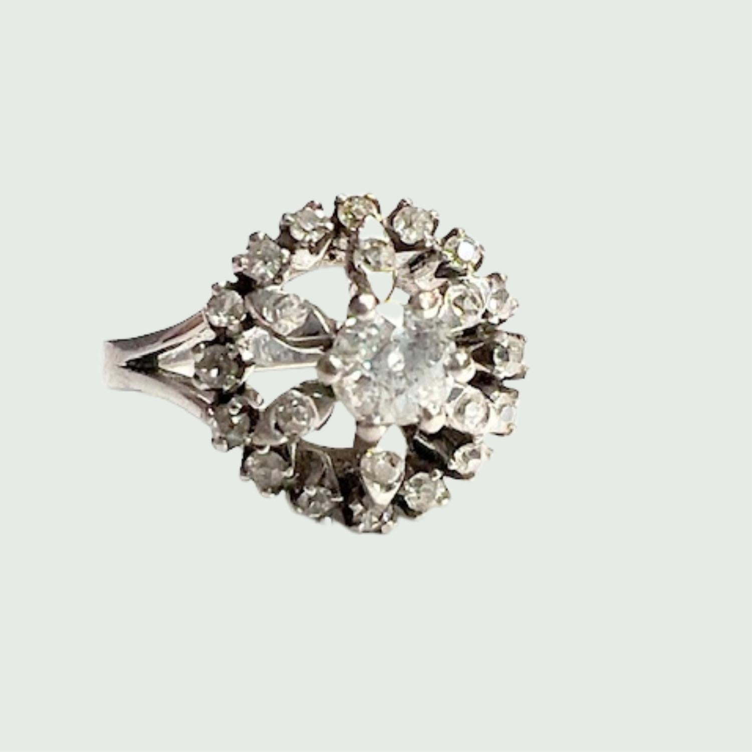 Retro 1945-1950 Rosette Design 1.70 carats Diamond white Gold Ring For Sale 1