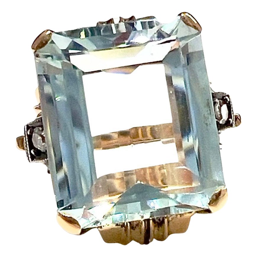 Retro 1945 Era Diamonds and Aquamarine 18 kts Yellow Gold Ring