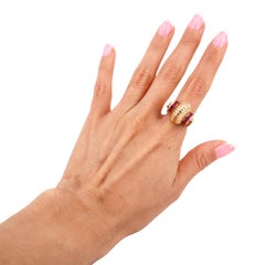 Anillo acanalado retro 1945 de oro amarillo de 18 quilates con rubíes