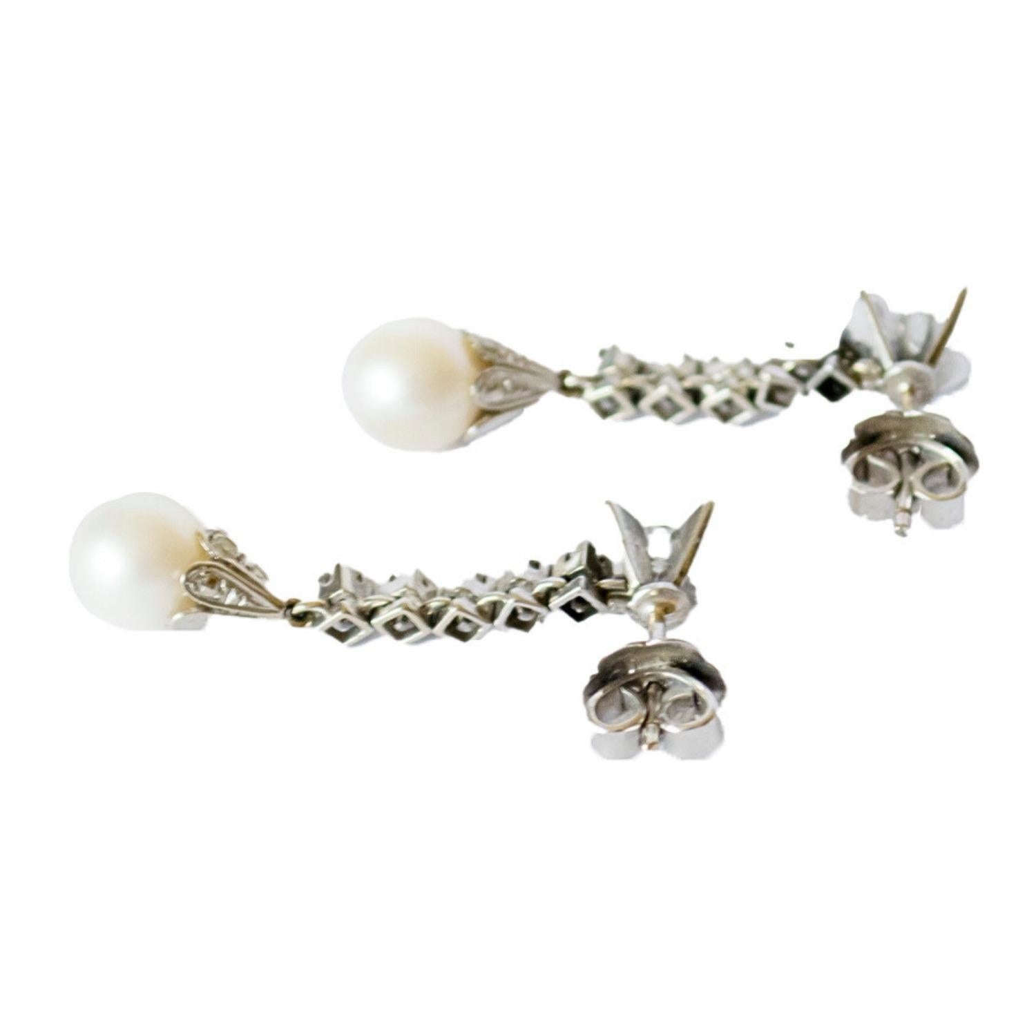 Questi orecchini in stile retrò dell'epoca 1950-1955 sono realizzati in platino 950 e presentano diamanti e perle. Il peso complessivo è di 7,90 grammi. Gli orecchini sono impreziositi da diamanti a taglio brillante di varie dimensioni: 10 unità di