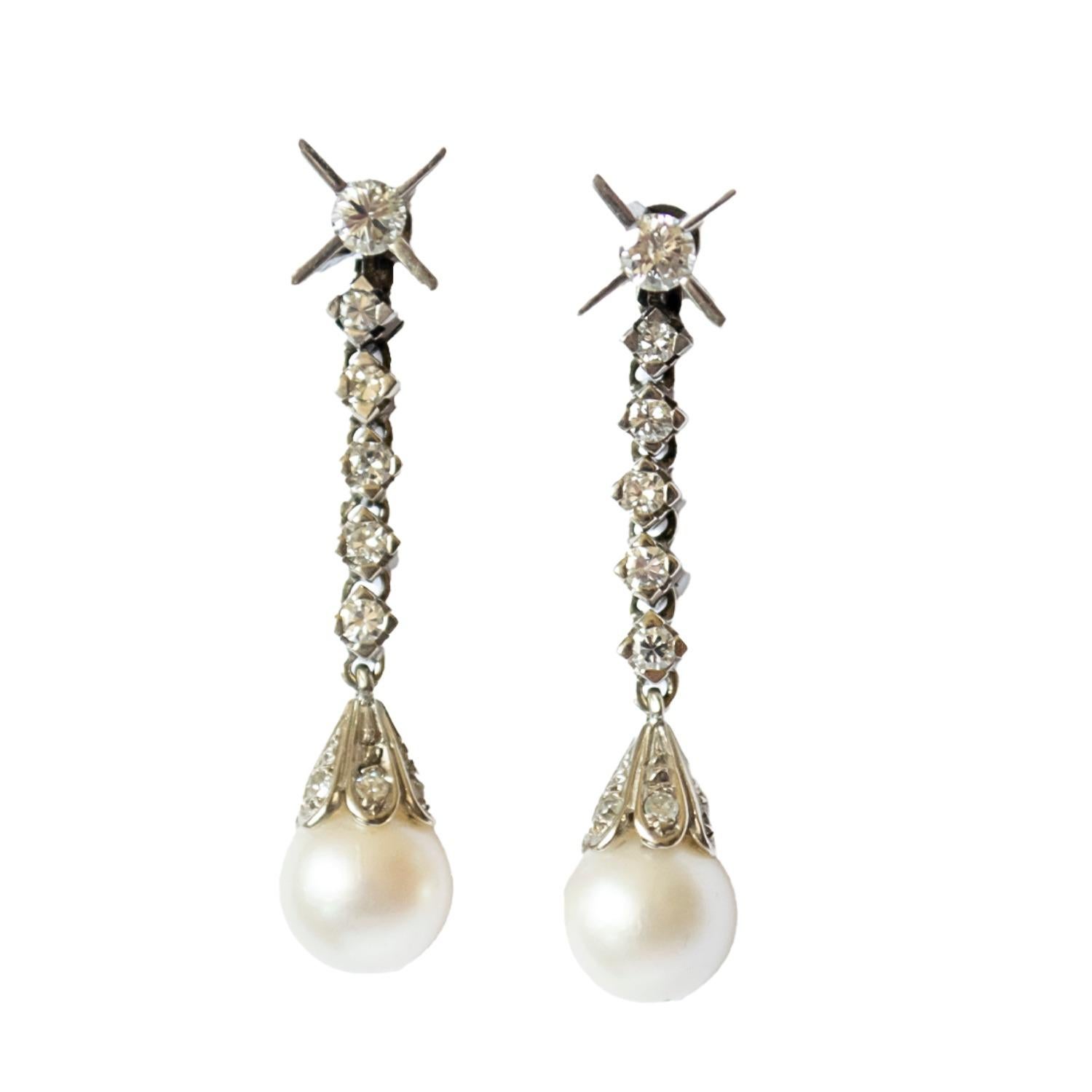 Taglio brillante Orecchini retrò in platino con diamanti e perle del 1950-1955 in vendita