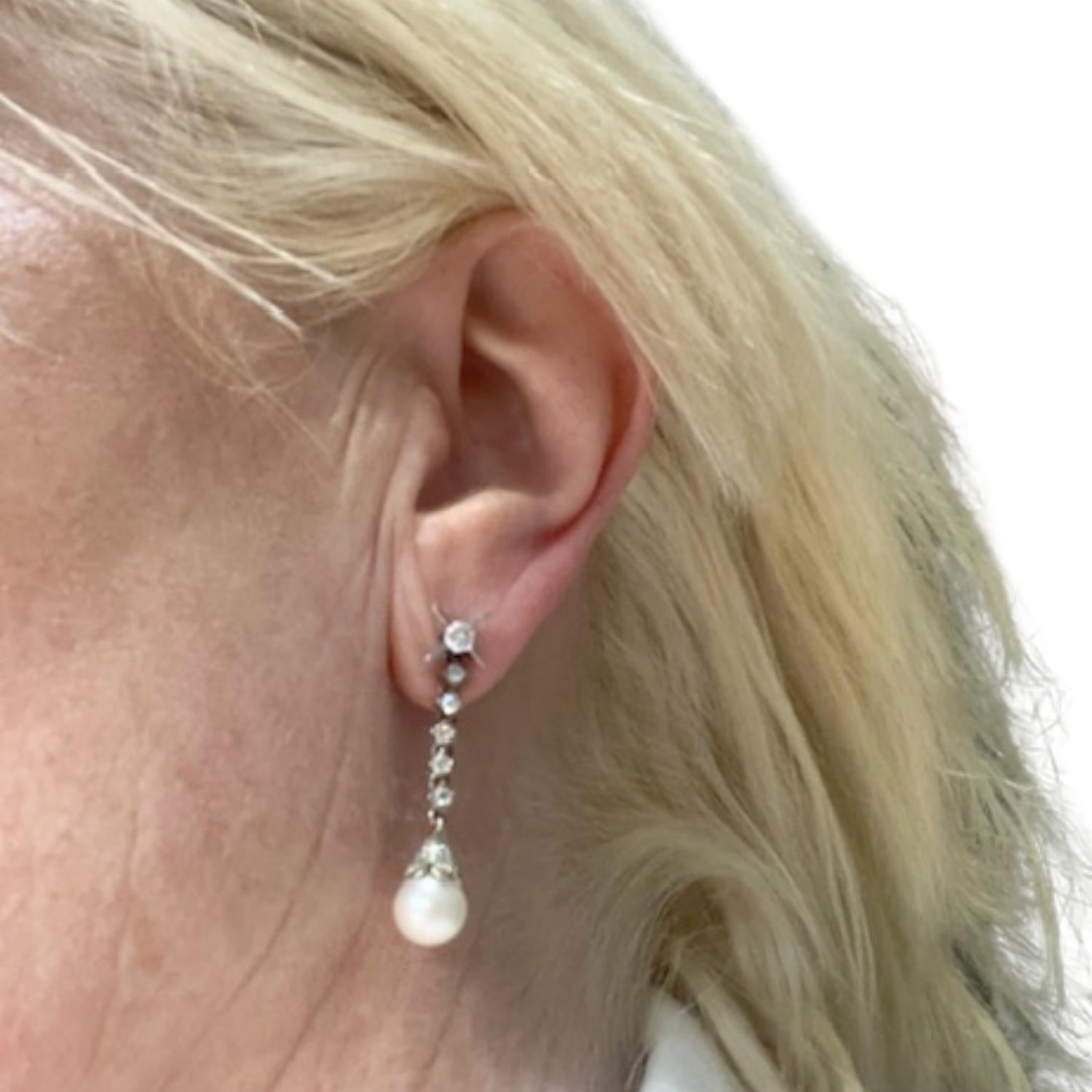 Donna Orecchini retrò in platino con diamanti e perle del 1950-1955 in vendita
