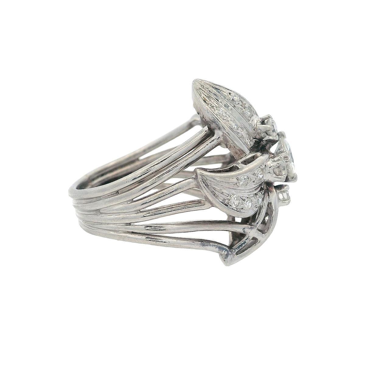 Round Cut Retro 1950 Platinum flower Ring with 1.10 Carats in Diamonds For Sale
