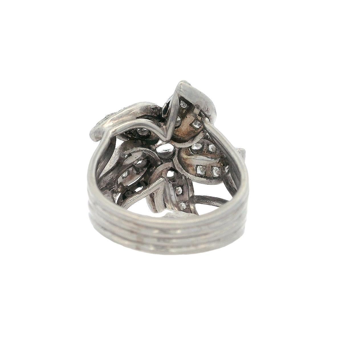 Retro 1950 Platinum flower Ring with 1.10 Carats in Diamonds In Excellent Condition For Sale In Aventura, FL