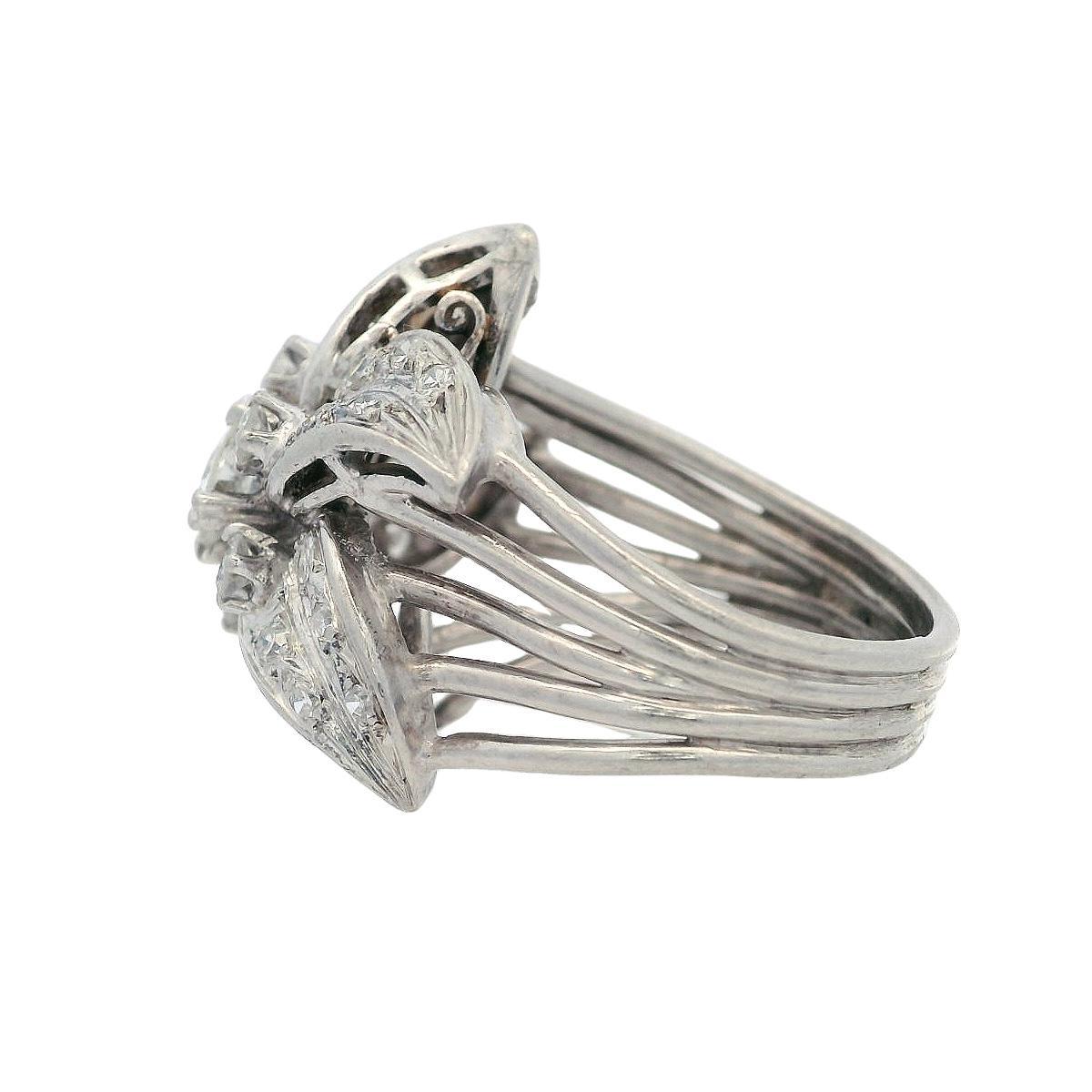 Retro 1950 Platinum flower Ring with 1.10 Carats in Diamonds For Sale 1
