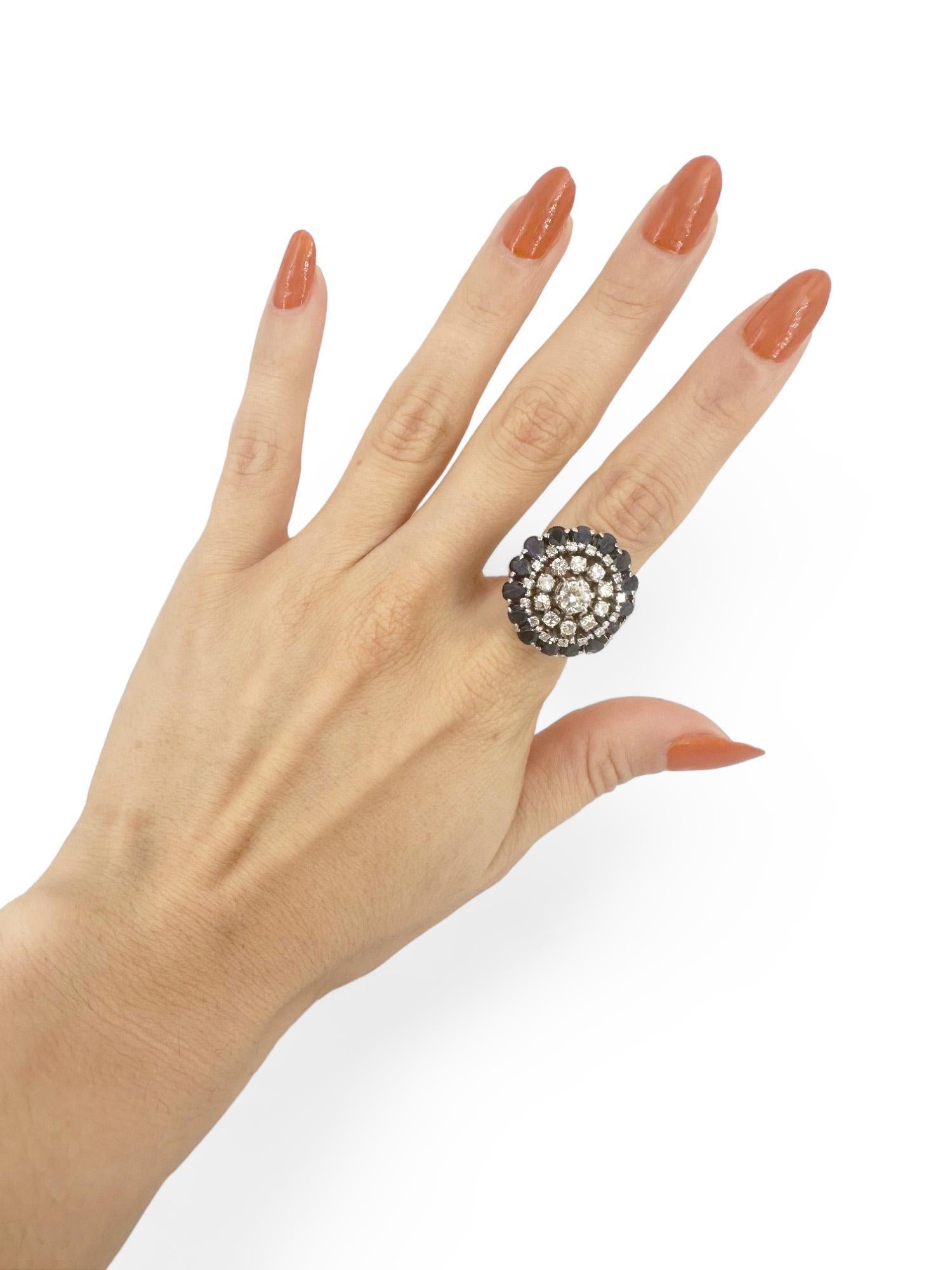 Wir präsentieren unseren atemberaubenden Platinring, ein wahres Meisterwerk an Eleganz und Raffinesse. Sein Herzstück ist ein bezaubernder Vollschliff-Diamant von ca. 0,50 Karat, Farbe H, Reinheit VS, der ein brillantes Funkeln ausstrahlt, das bei
