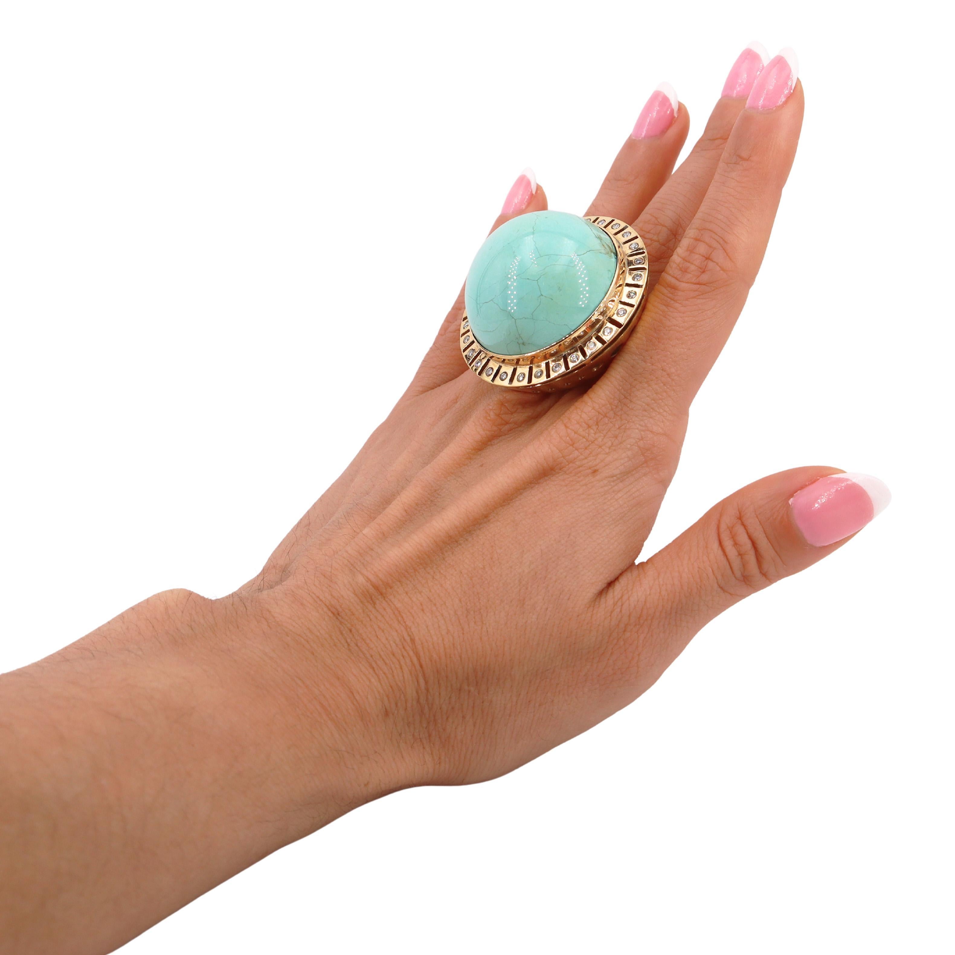 Cette bague de l'époque rétro est fabriquée dans un luxueux or jaune 18 carats et comporte une turquoise cabochon massive d'un poids approximatif de 115 carats. La turquoise, qui mesure 32,3 mm x 32,3 mm x 16 mm, présente une surface lisse et bombée