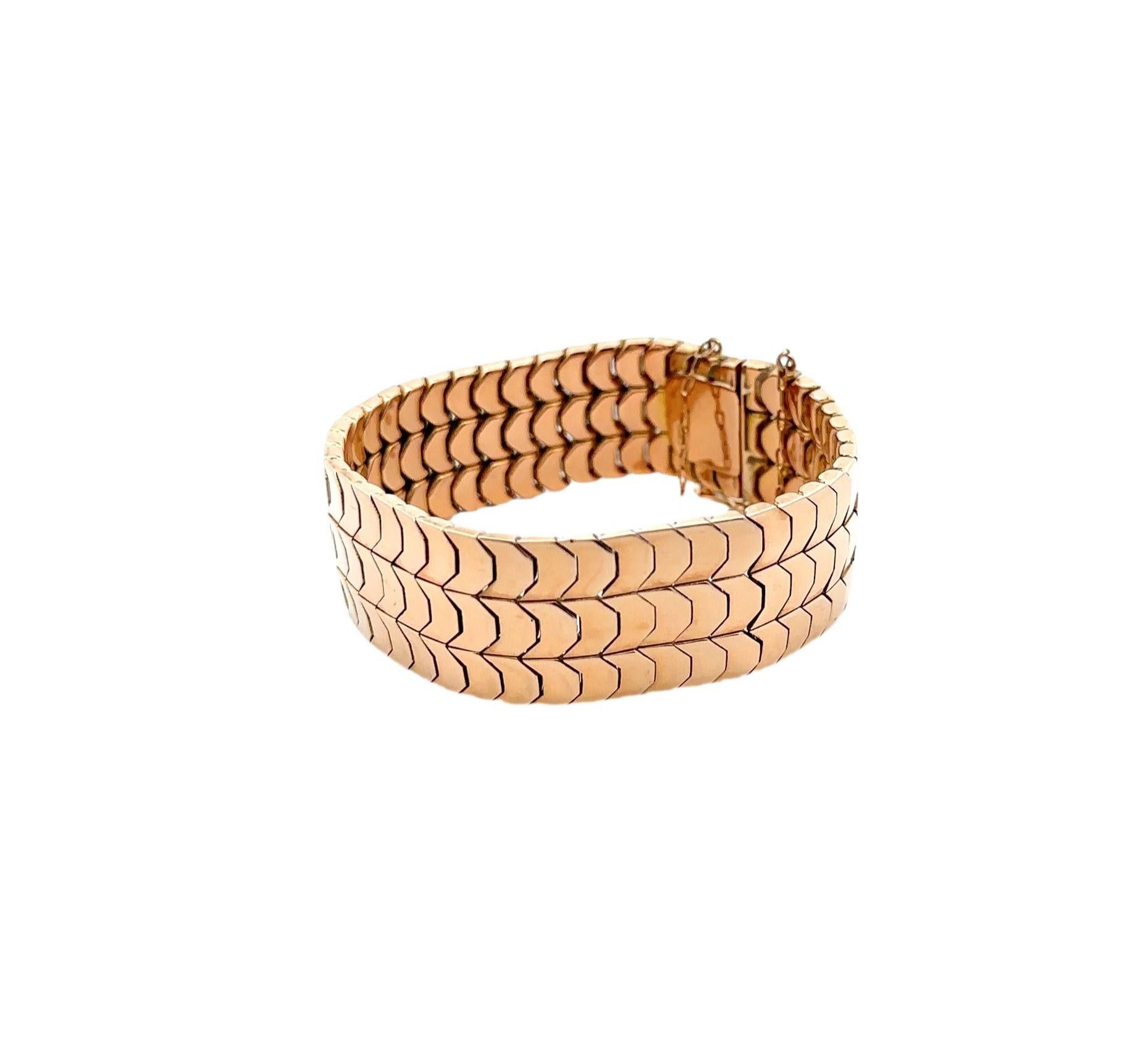 Retro 1950 wide Bracelet in 18kt rose Gold In Excellent Condition For Sale In Aventura, FL
