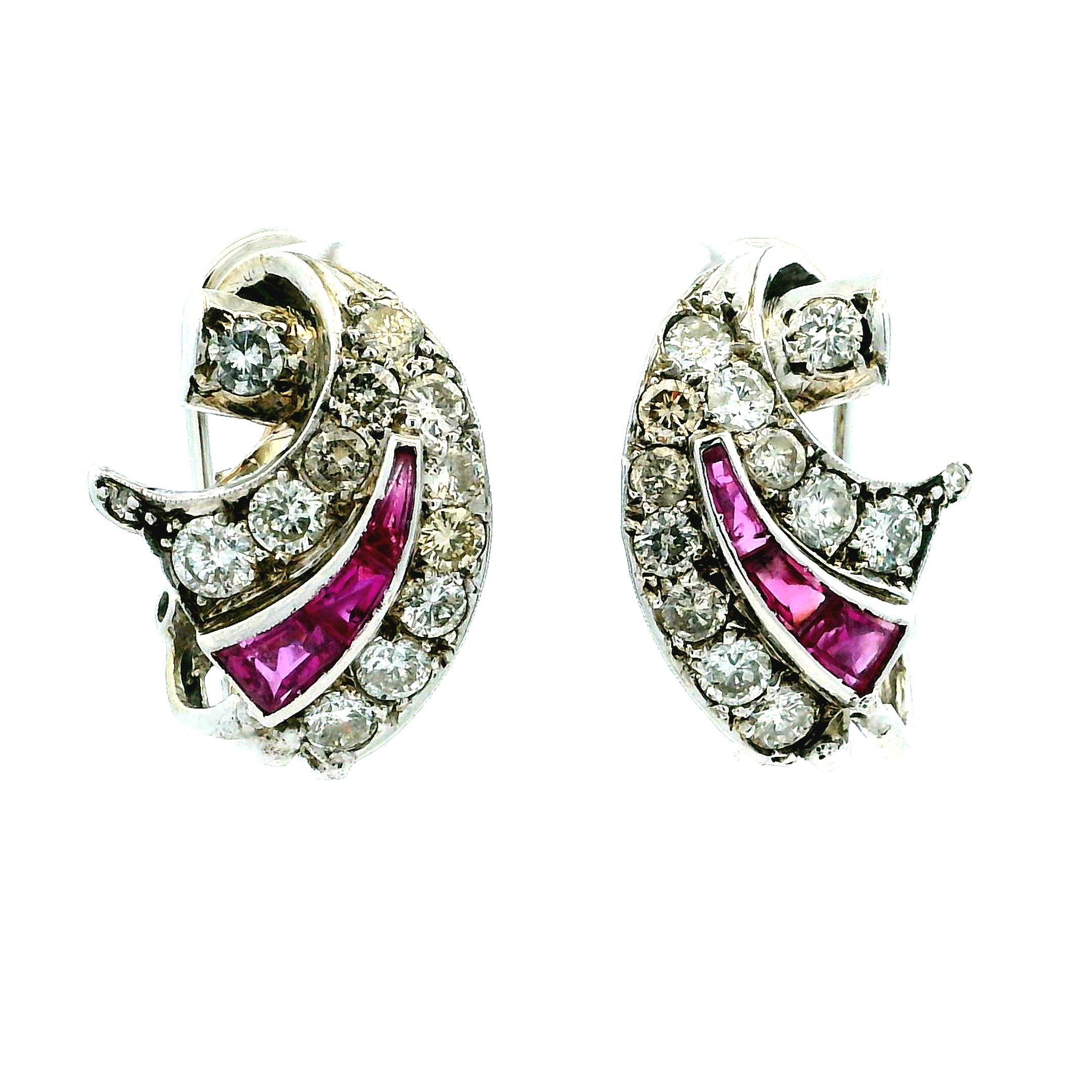 Rétro Orecchini retrò anni '50 in oro bianco 14K con diamanti e rubini, 2 carati di diametro e 1 carato di rubino in vendita