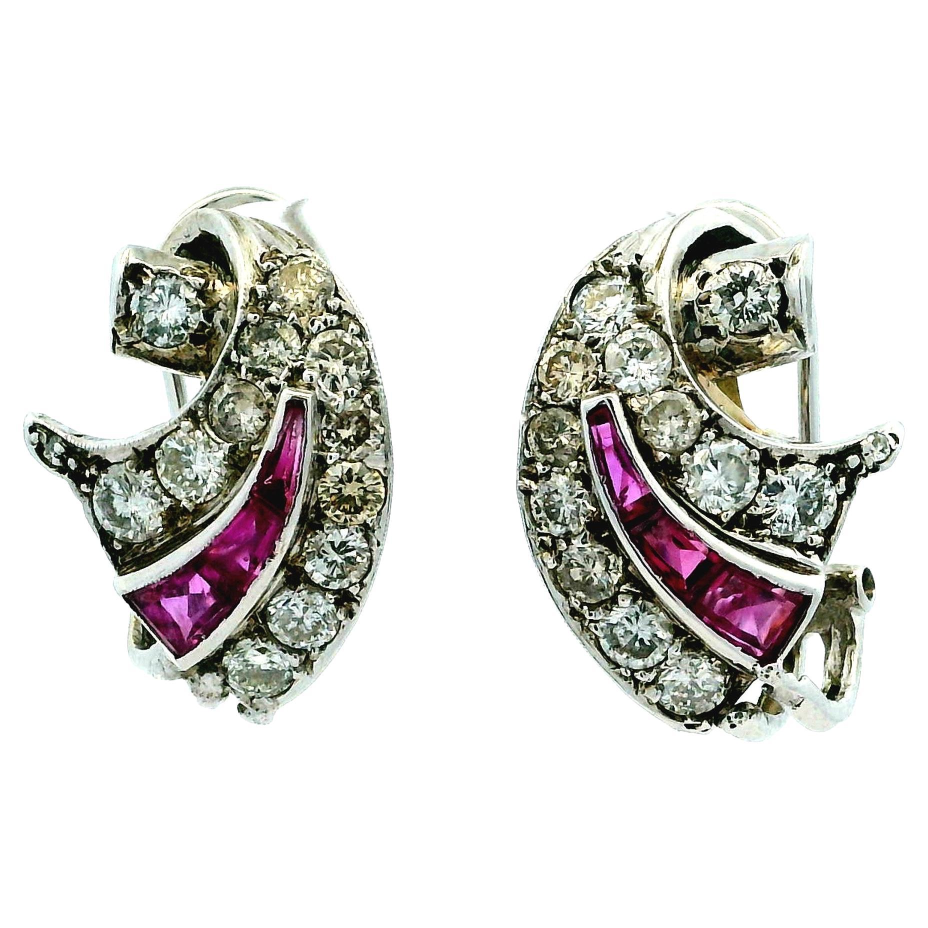 Orecchini retrò anni 
50 in oro bianco 14K con diamanti e rubini, 2 carati di diametro e 1 carato di rubino in vendita