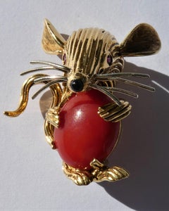 Retro 1950s 18 Karat Yellow Gold Red Coral Ruby Eyes Mouse Brooch