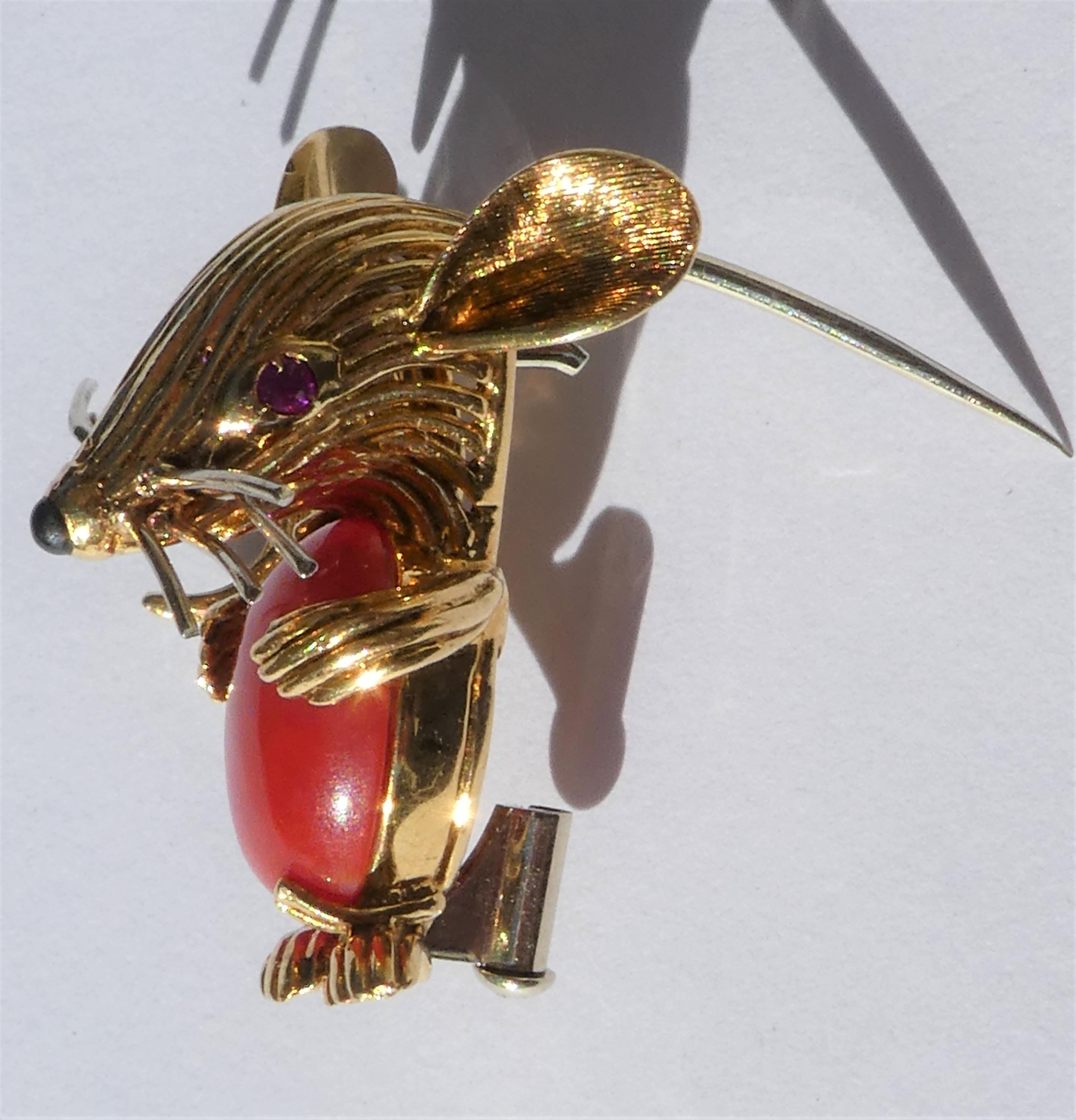 Retro 1950s 18 Karat Yellow Gold Red Coral Ruby Eyes Mouse Brooch In Excellent Condition For Sale In Munich, DE