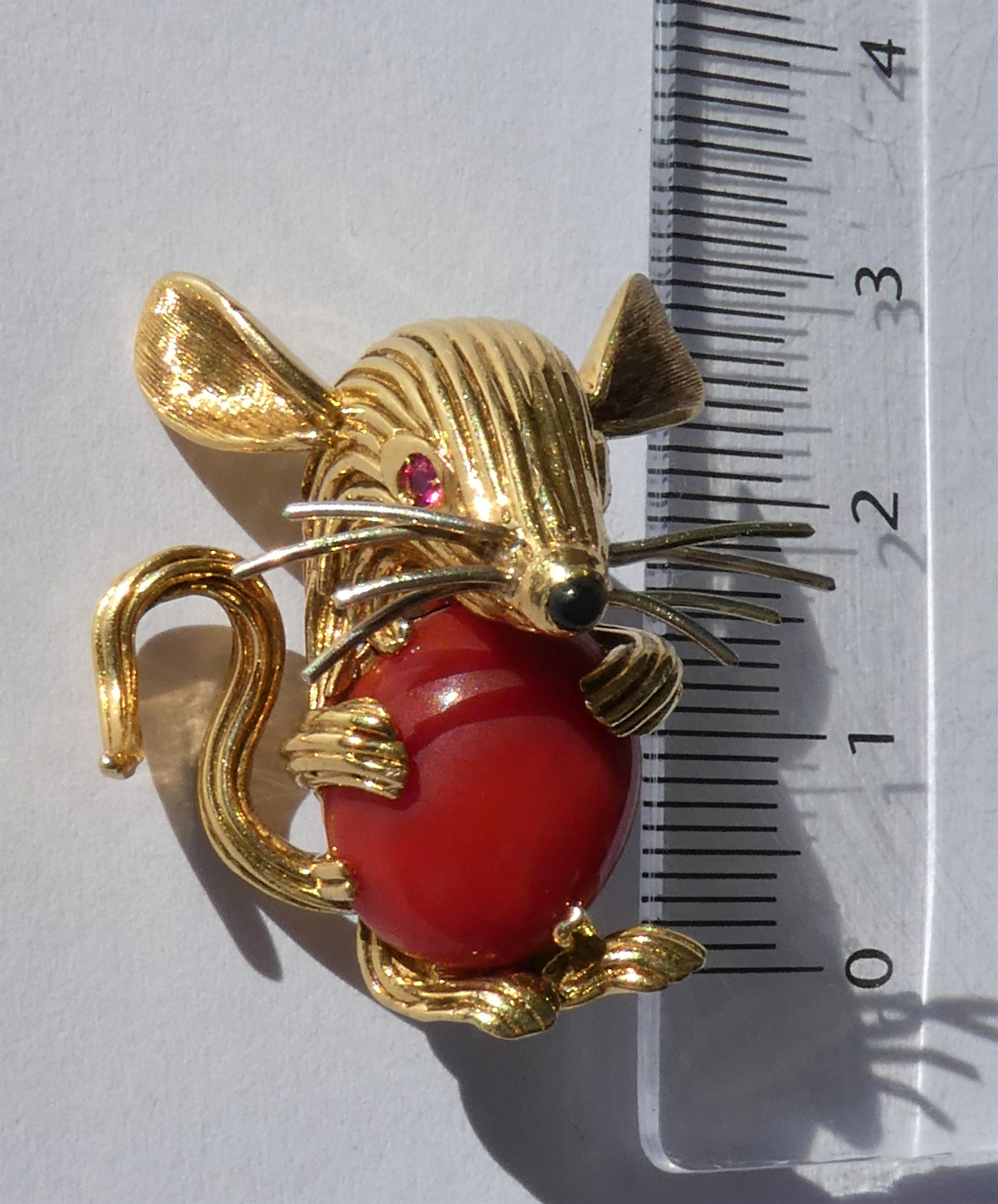 Retro 1950s 18 Karat Yellow Gold Red Coral Ruby Eyes Mouse Brooch For Sale 1