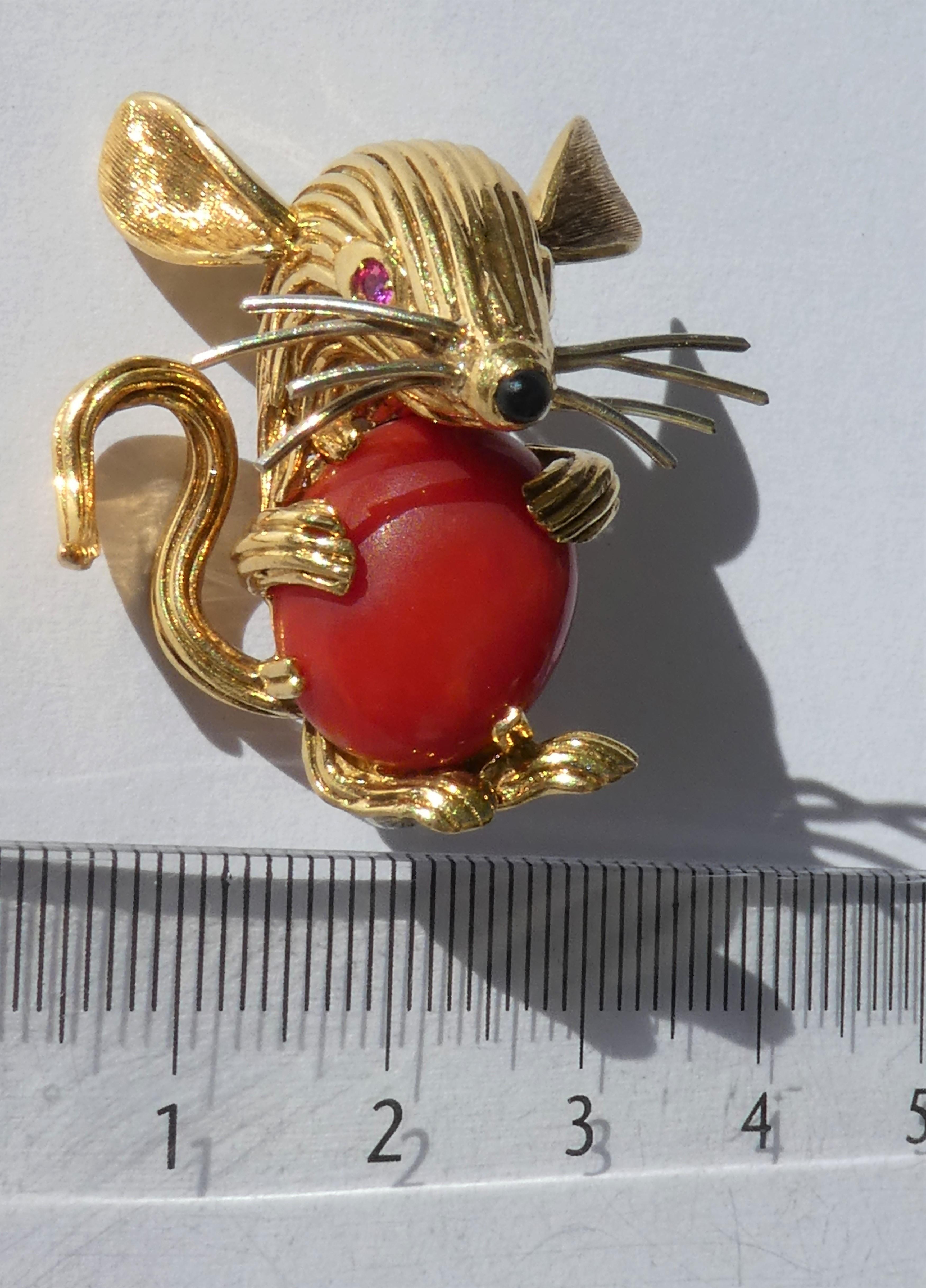 Retro 1950s 18 Karat Yellow Gold Red Coral Ruby Eyes Mouse Brooch For Sale 2