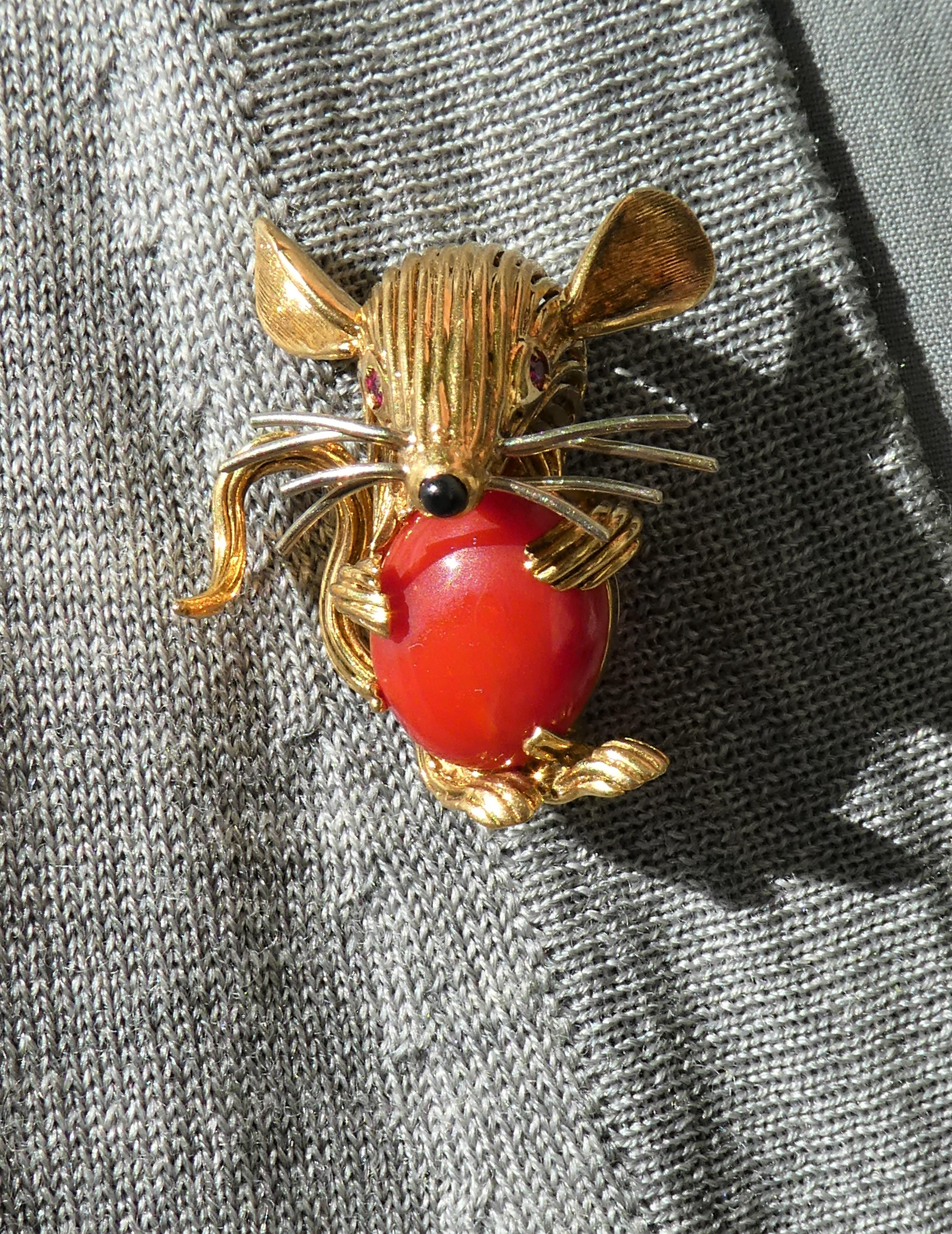 Retro 1950s 18 Karat Yellow Gold Red Coral Ruby Eyes Mouse Brooch For Sale 3