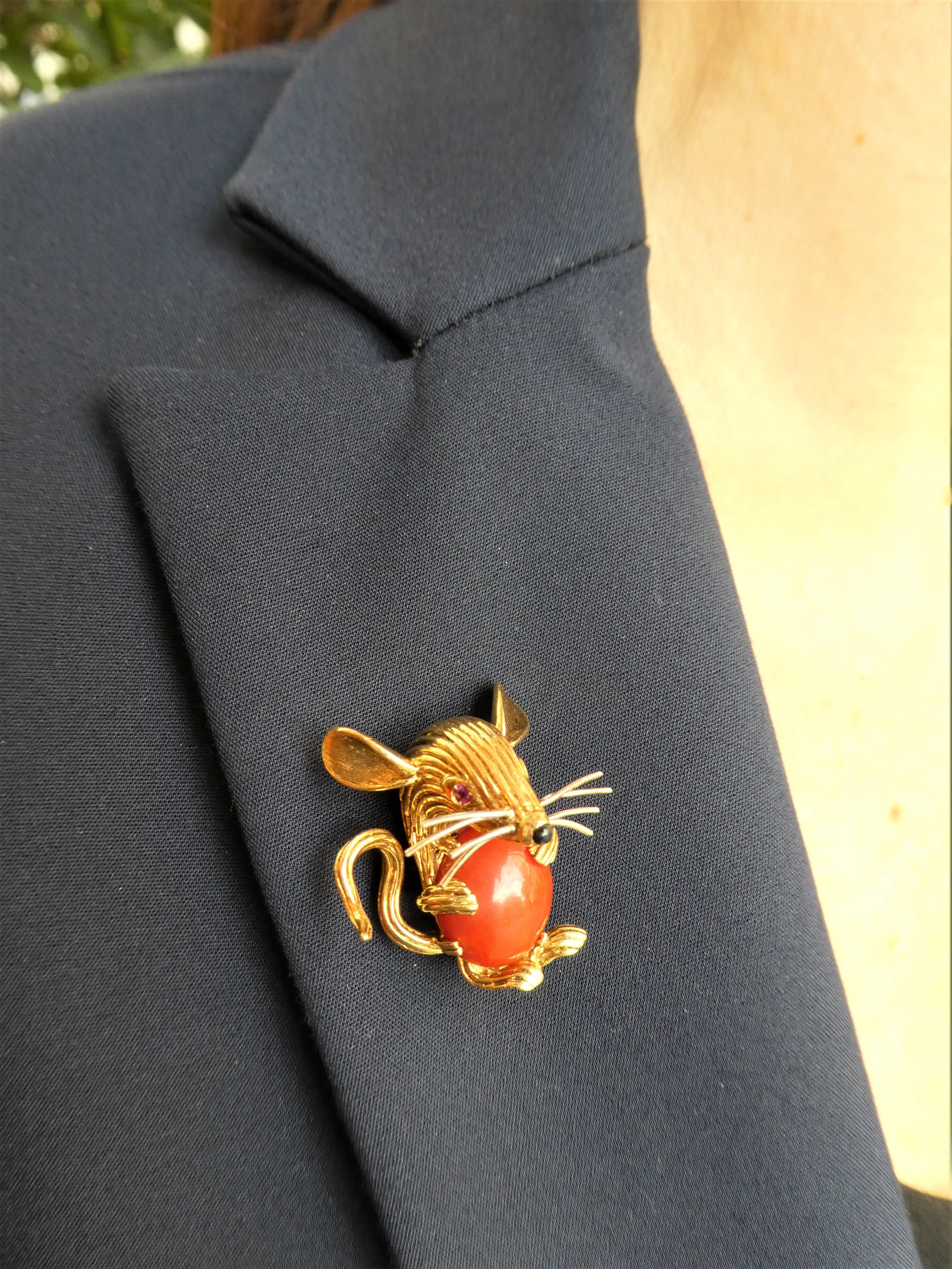 Retro 1950s 18 Karat Yellow Gold Red Coral Ruby Eyes Mouse Brooch For Sale 4