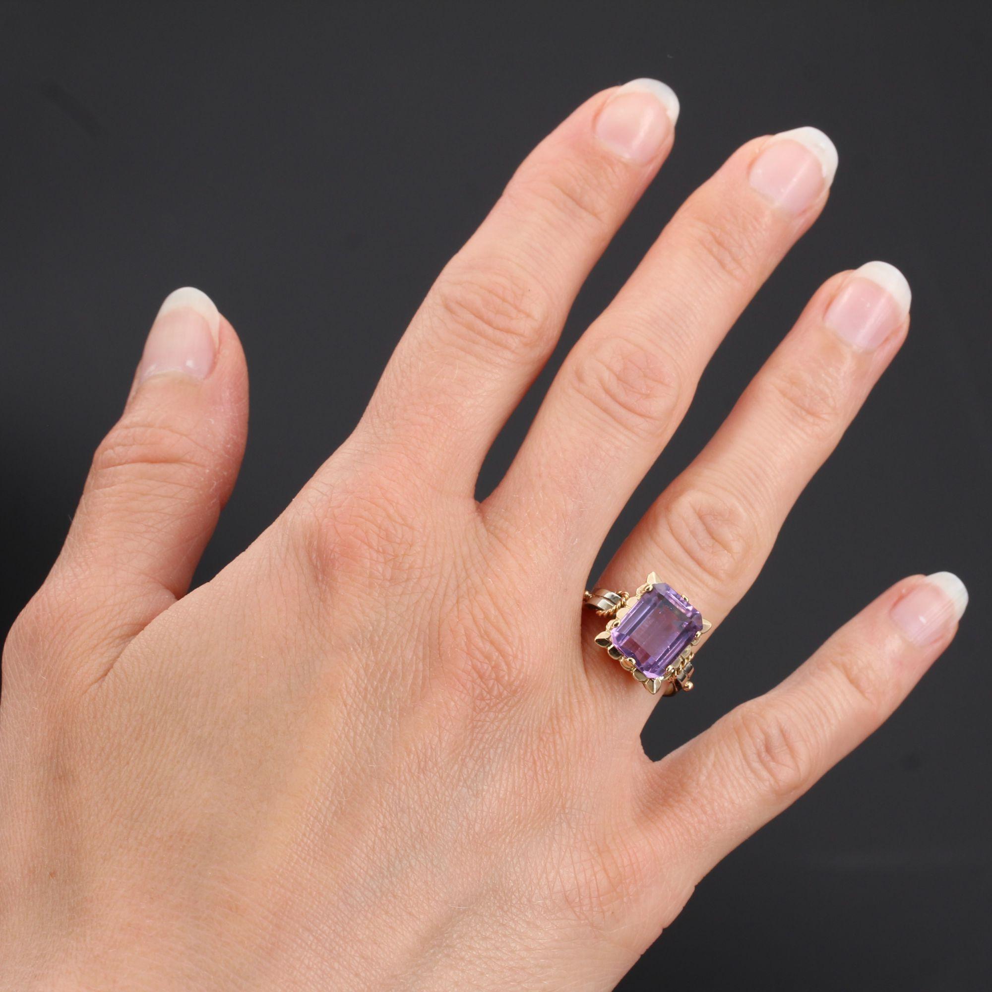 Ring in 18 karat rose gold and white gold.
Magnificent retro ring, it is set on its top of an degrees- cut amethyst. On both sides, the departure of the ring is formed by a gold cord and a white gold bridge which ends in a small yellow gold