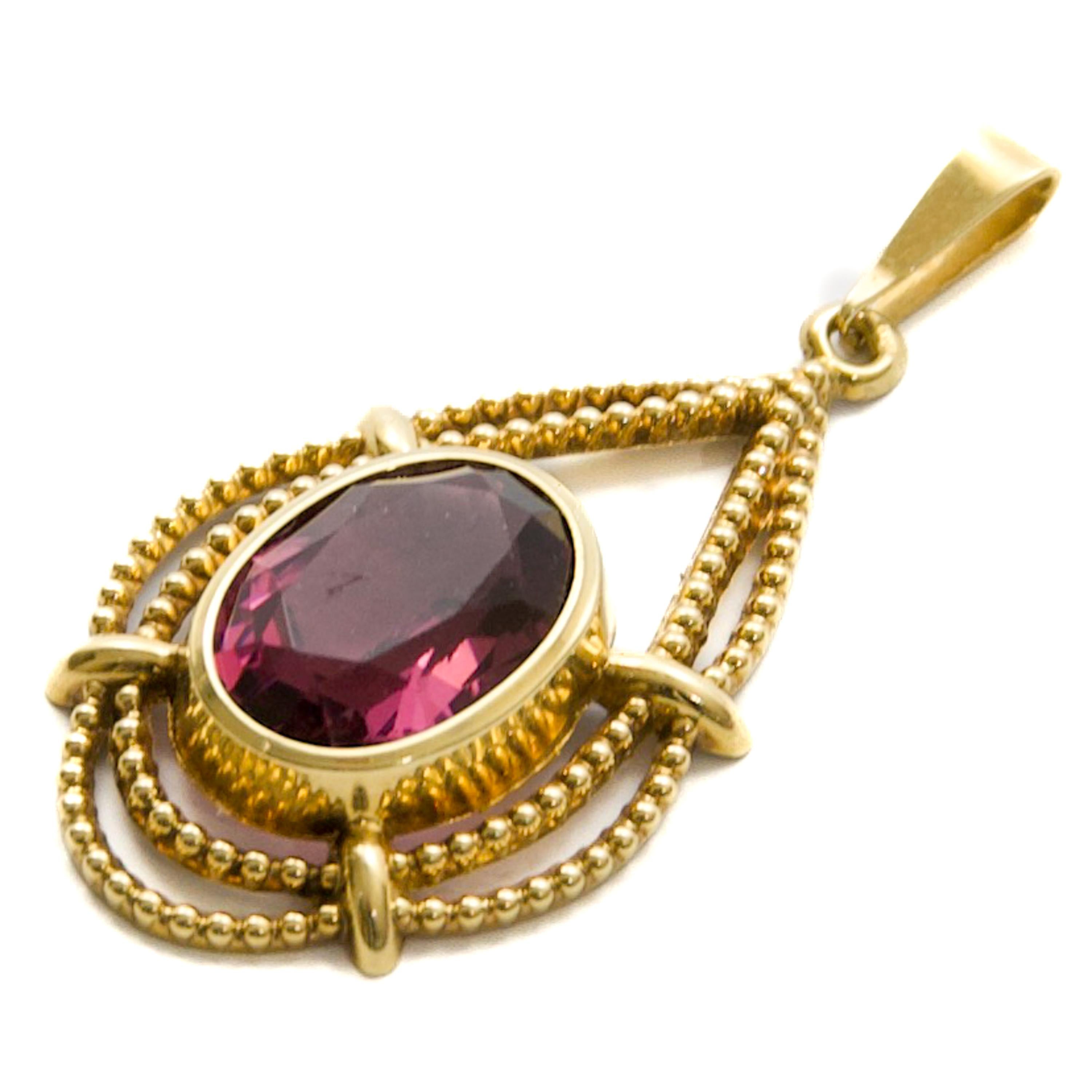 Retro 1950s Amethyst Drop Pendant in Beaded 14K Gold Frame In Good Condition For Sale In Rotterdam, NL
