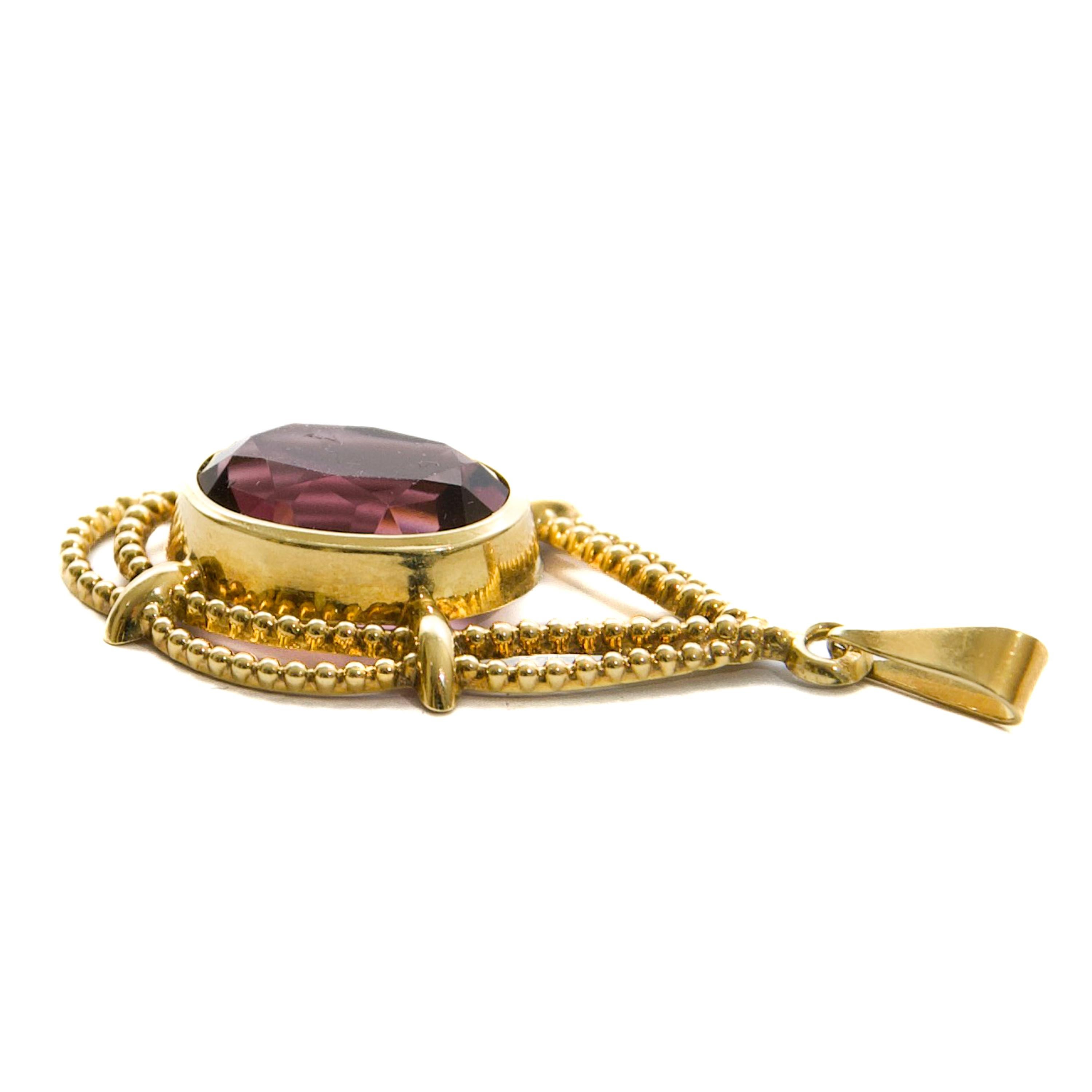 Retro 1950s Amethyst Drop Pendant in Beaded 14K Gold Frame For Sale 2