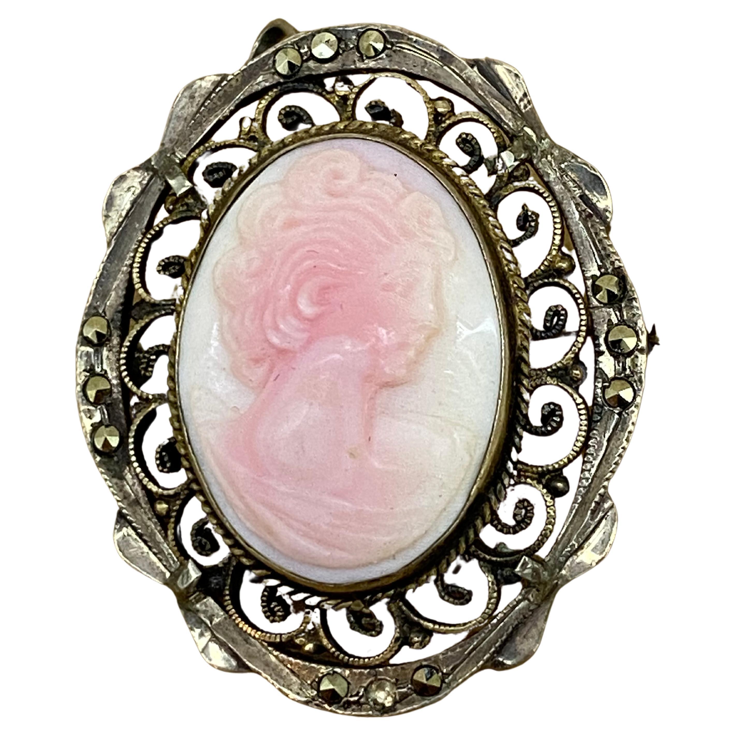 Retro 1950's fein geschnitzt rosa-weiß Koralle Silber Cameo Brosche / Anhänger im Angebot