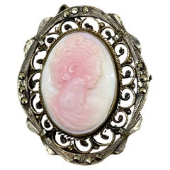 Broche/pendentif rétro des années 1950 finement sculptée, avec camée en argent et corail blanc rosé