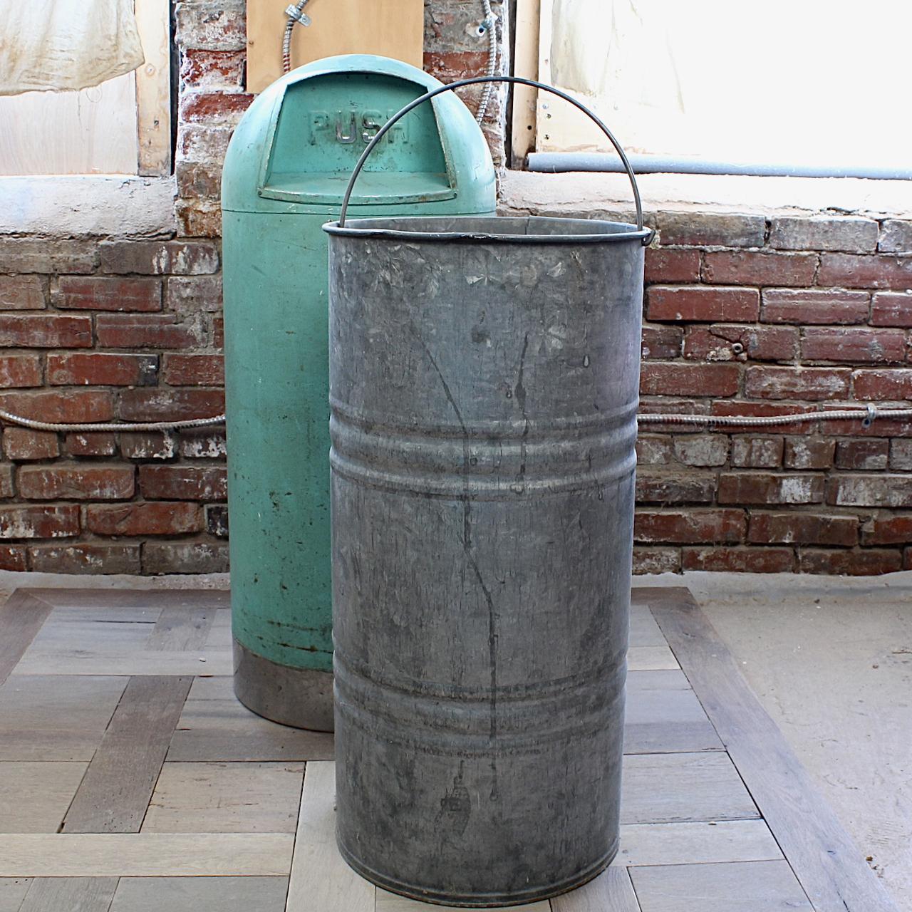Cestino retrò anni '50 MCM Industrial dipinto di verde turchese a forma di proiettile in acciaio 3