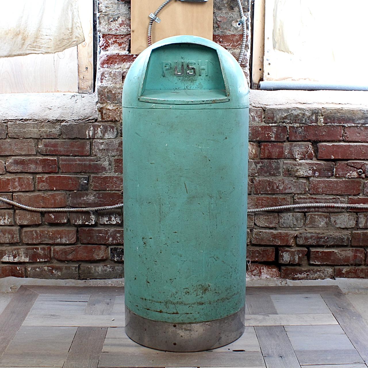 Un cestino in acciaio molto bello e retrò.

Dipinto con un verde turchese ossidato.

Un fantastico cestino a forma di proiettile che puoi immaginare in un cinema degli anni '50 o '60 o in qualsiasi altro ambiente commerciale del