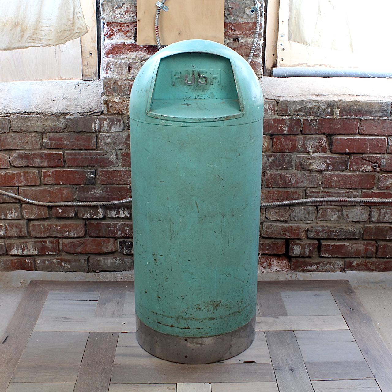 Mid-Century moderno Cestino retrò anni '50 MCM Industrial dipinto di verde turchese a forma di proiettile in acciaio