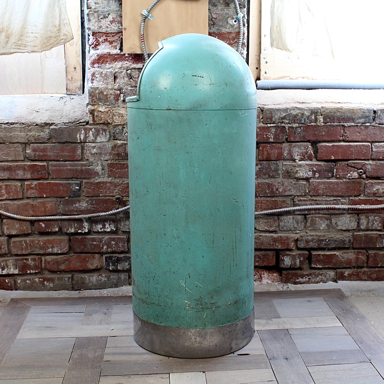 Dipinto Cestino retrò anni '50 MCM Industrial dipinto di verde turchese a forma di proiettile in acciaio