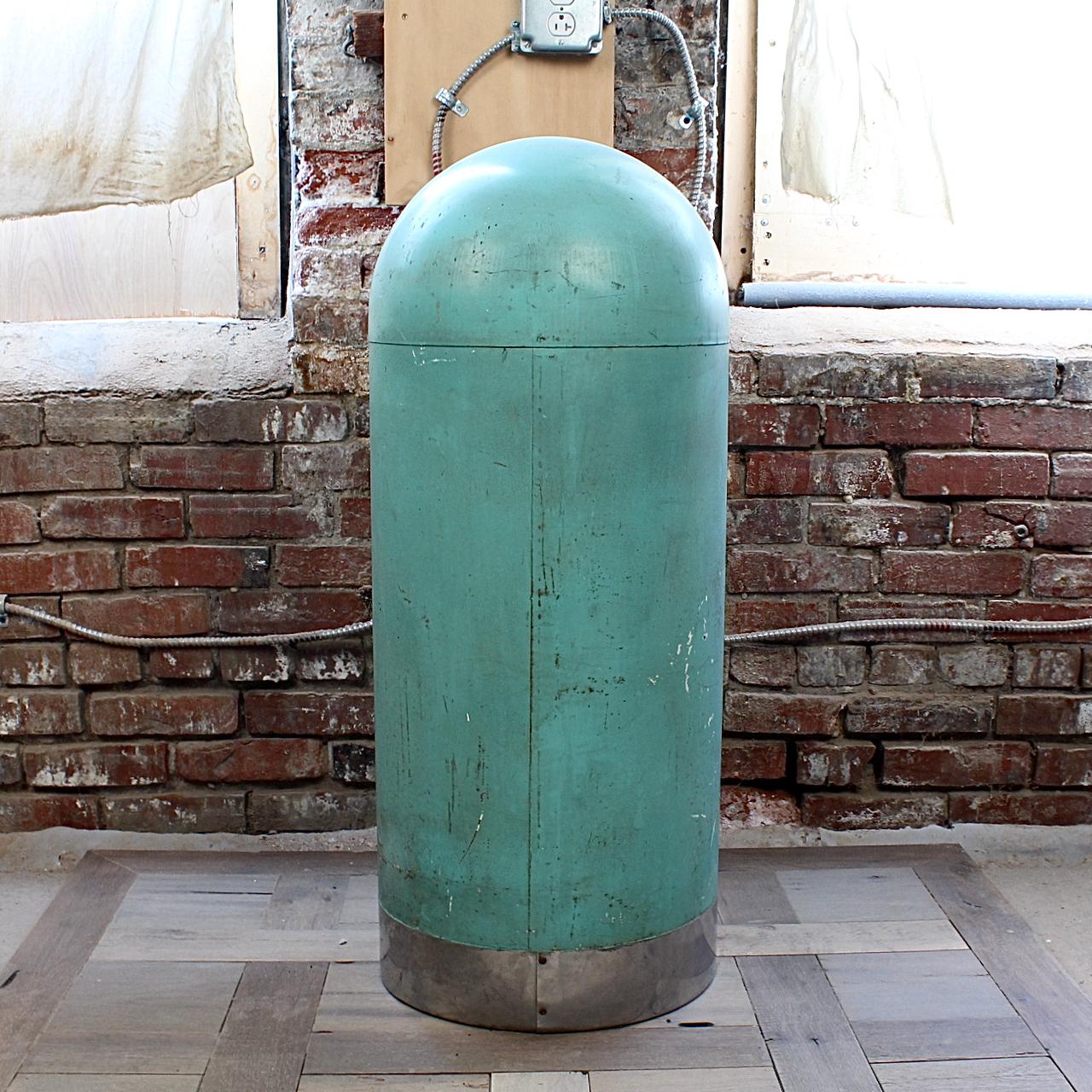 Cestino retrò anni '50 MCM Industrial dipinto di verde turchese a forma di proiettile in acciaio In condizioni buone a Philadelphia, PA