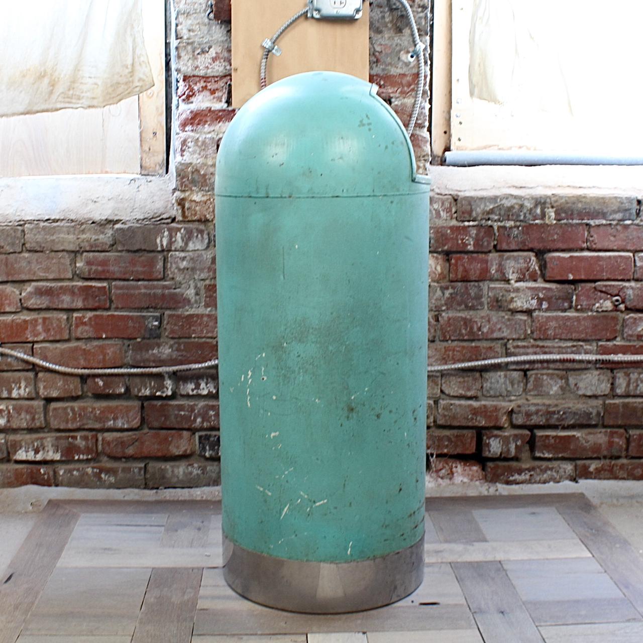 XX secolo Cestino retrò anni '50 MCM Industrial dipinto di verde turchese a forma di proiettile in acciaio