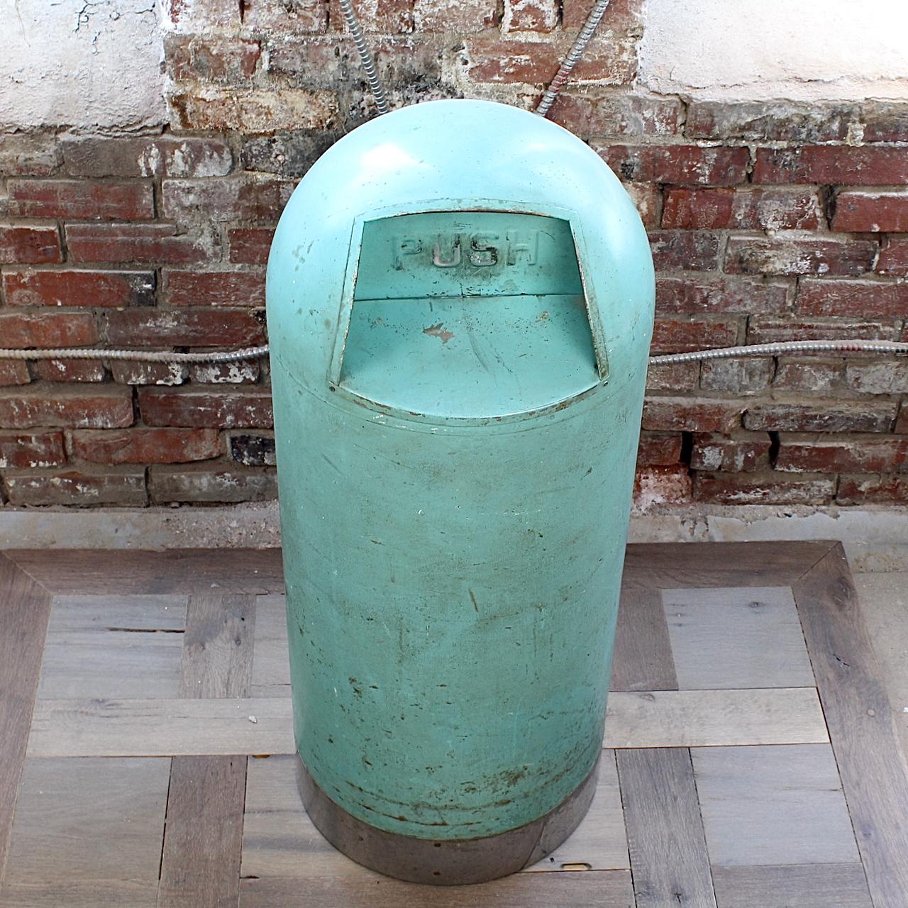 Cestino retrò anni '50 MCM Industrial dipinto di verde turchese a forma di proiettile in acciaio 1