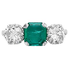 Vintage 1950s Rectangular Emerald and Diamonds 3-Stone Ring in 18 Carat White Gold
