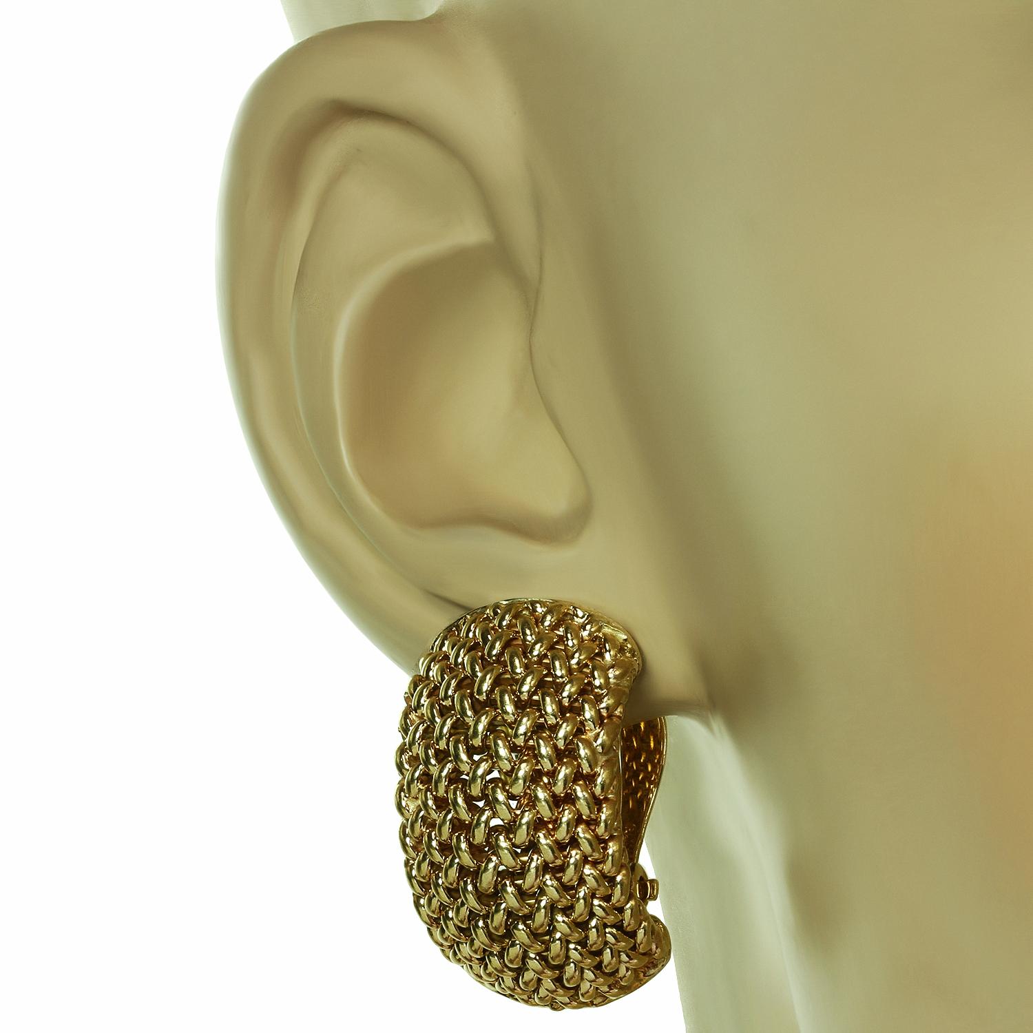 Retro 1950er Jahre Gelbgold gewebte breite halber Ohrringe im Zustand „Hervorragend“ im Angebot in New York, NY