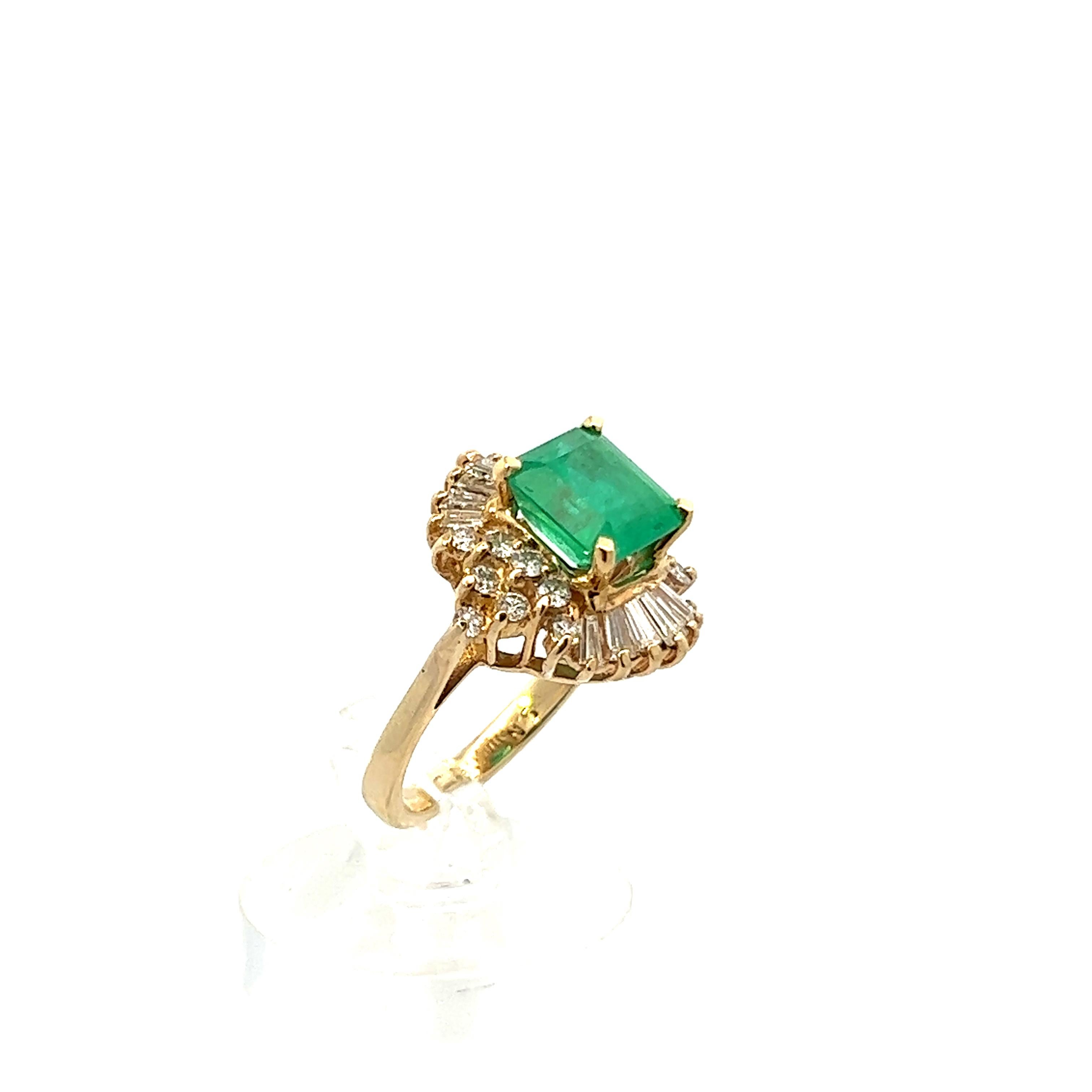 Retro 1960s 14K and 18K Yellow Gold Emerald & Round/Baguette Diamond Ring  In Excellent Condition For Sale In Lexington, KY