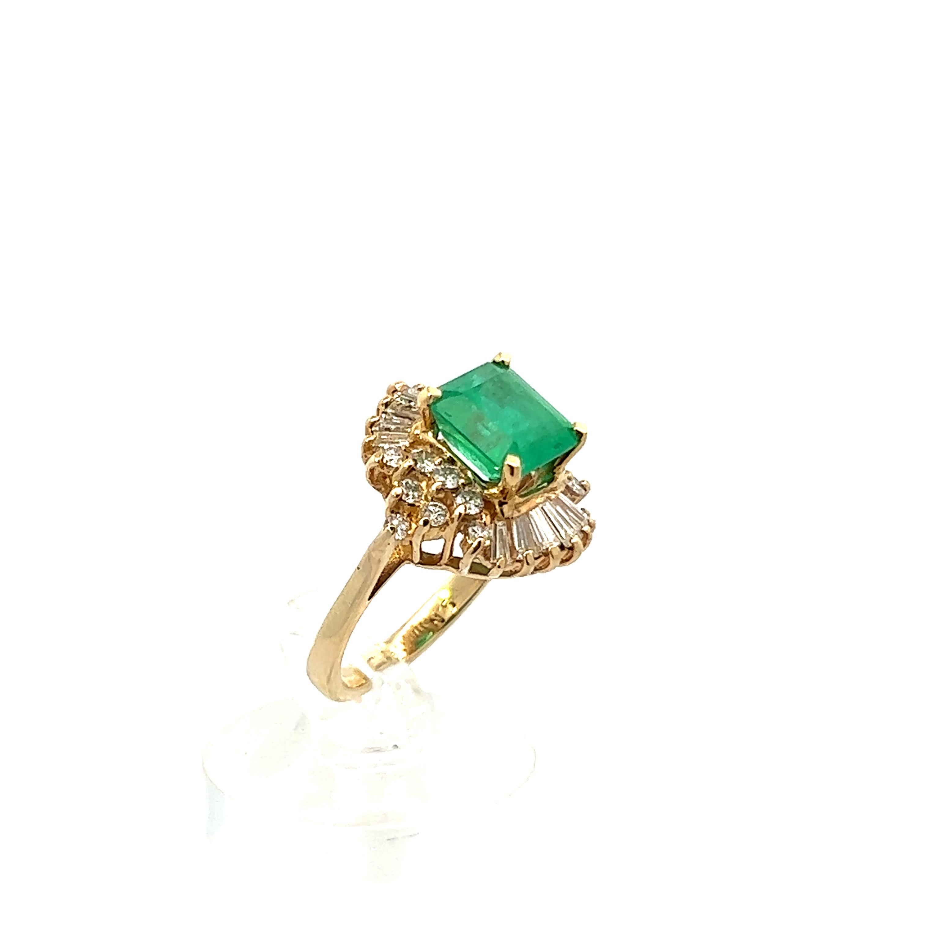 Taille émeraude Bague rétro des années 1960 en or jaune 14 carats et 18 carats, émeraude et diamant rond/ baguette en vente