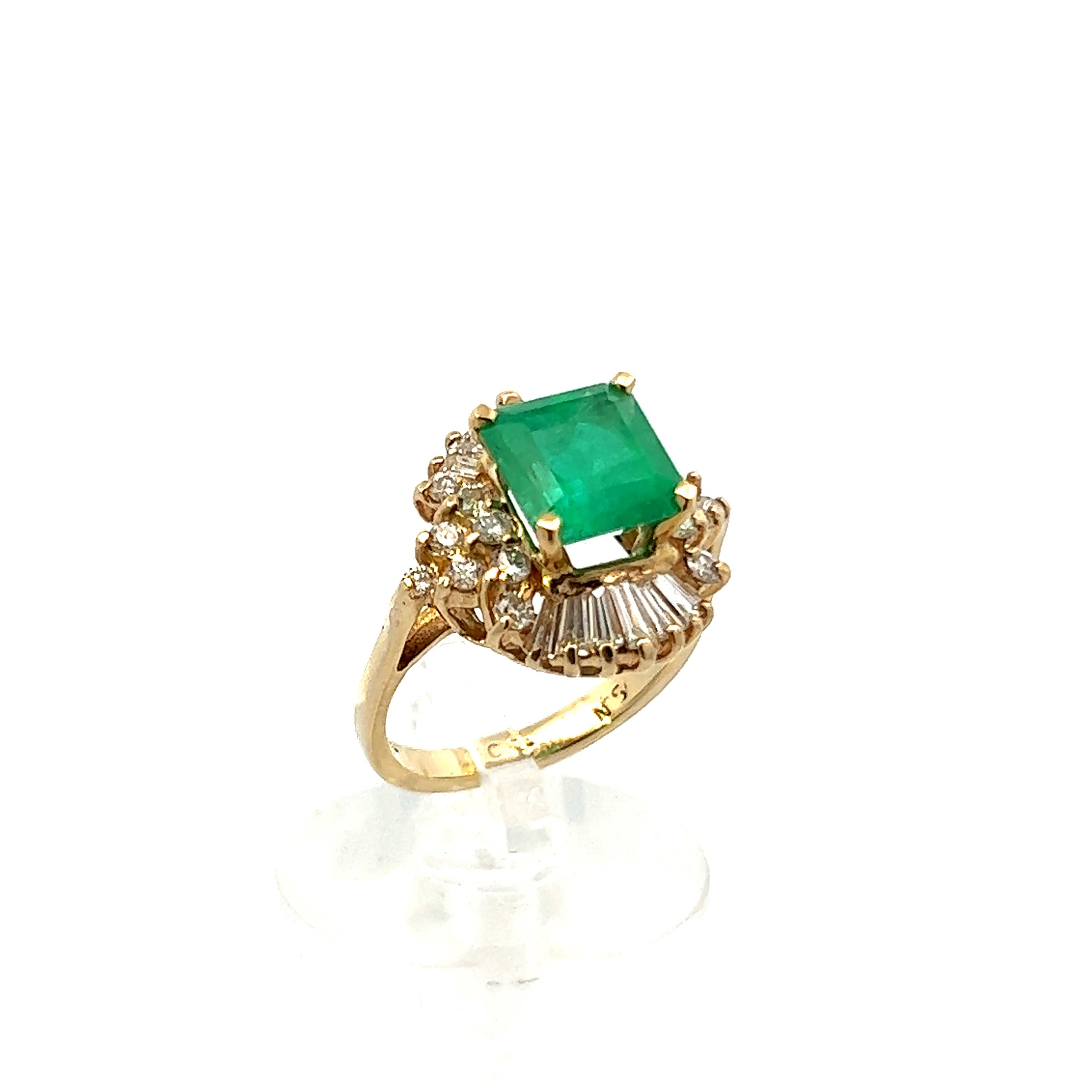 Retro 1960er Jahre 14K und 18K Gelbgold Smaragd & Runder/Baguette Diamantring  (Smaragdschliff) im Angebot