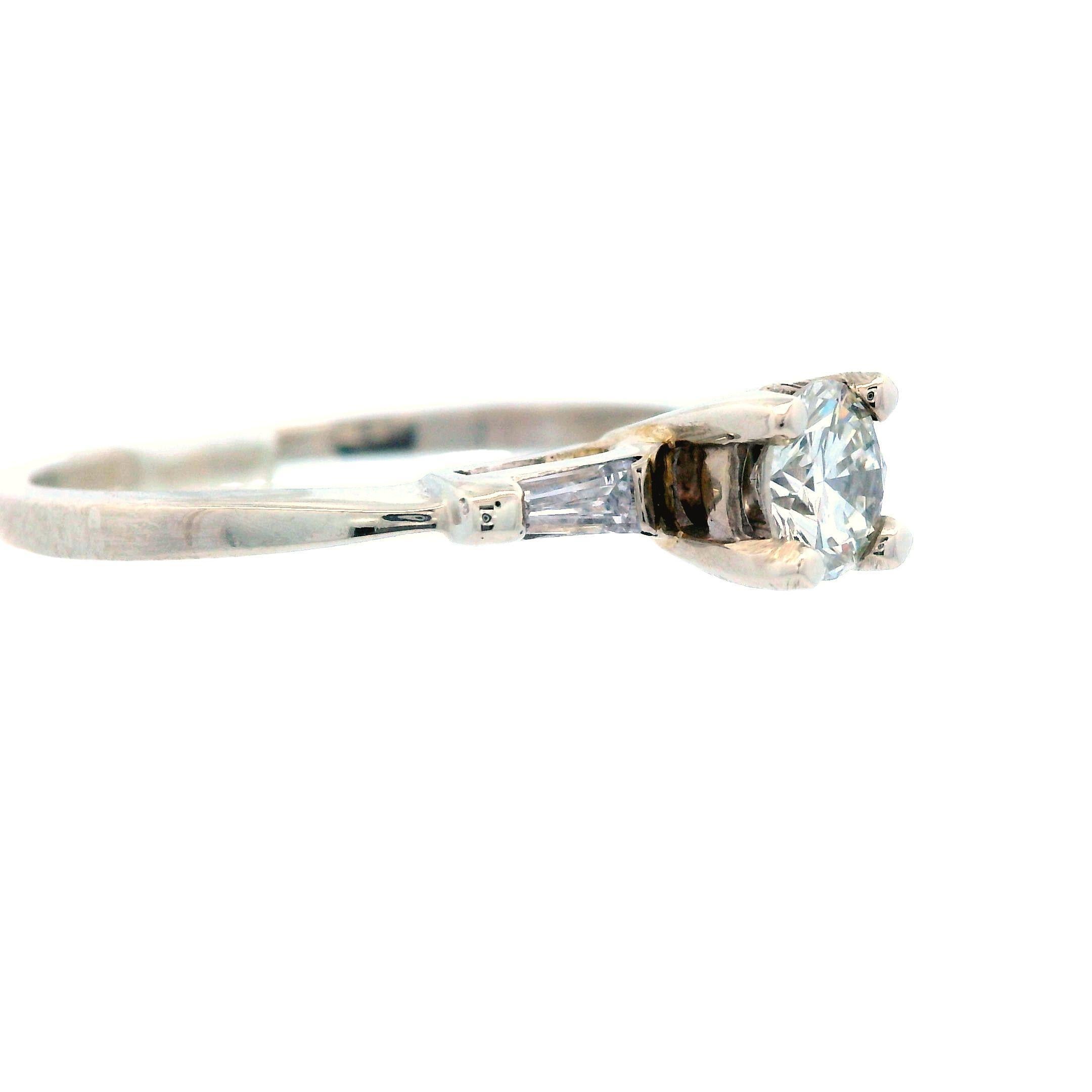 Taglio rotondo Anello retrò anni '60 in oro bianco 14k con diamanti tondi e baguette in vendita