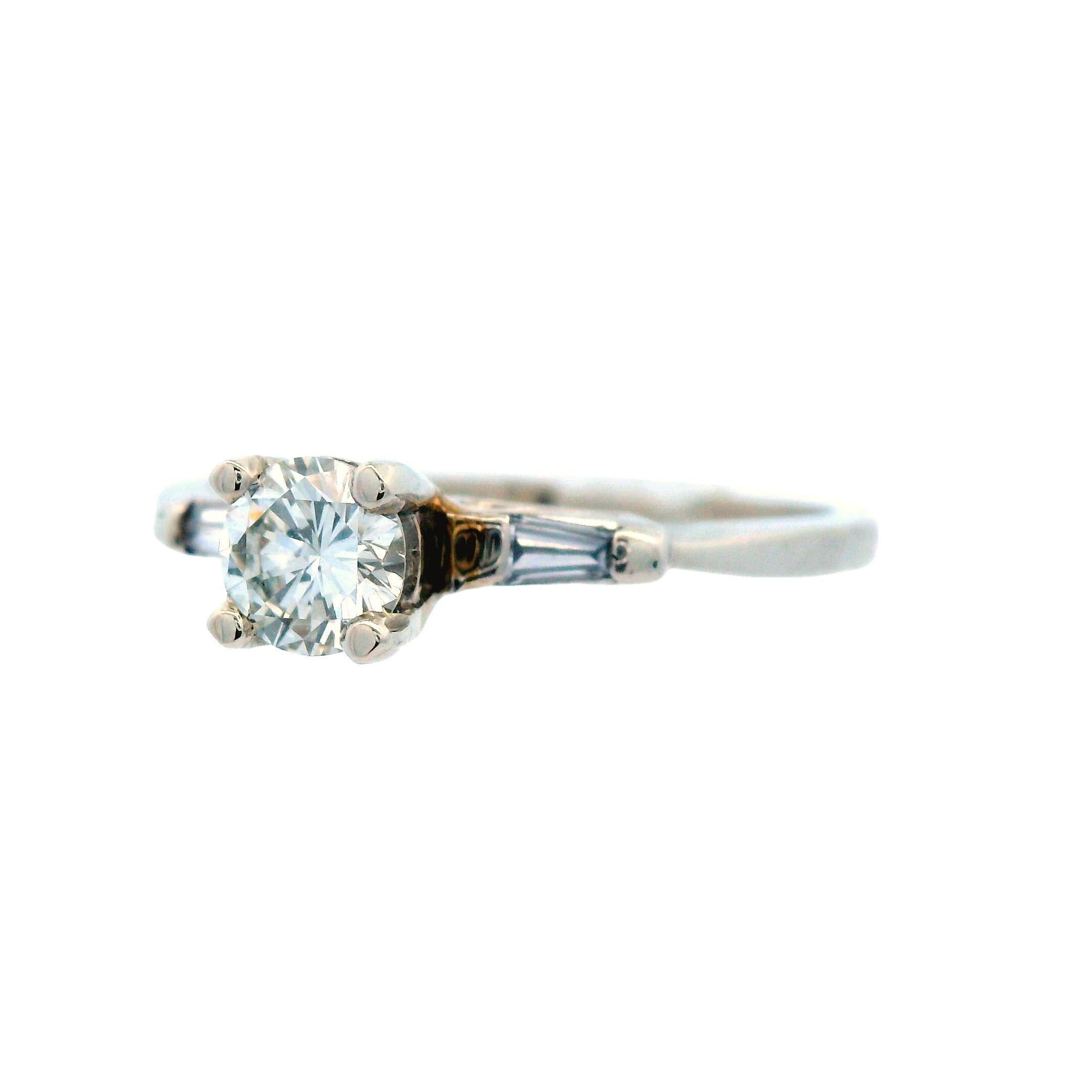 Anello retrò anni '60 in oro bianco 14k con diamanti tondi e baguette In condizioni buone in vendita a Lexington, KY
