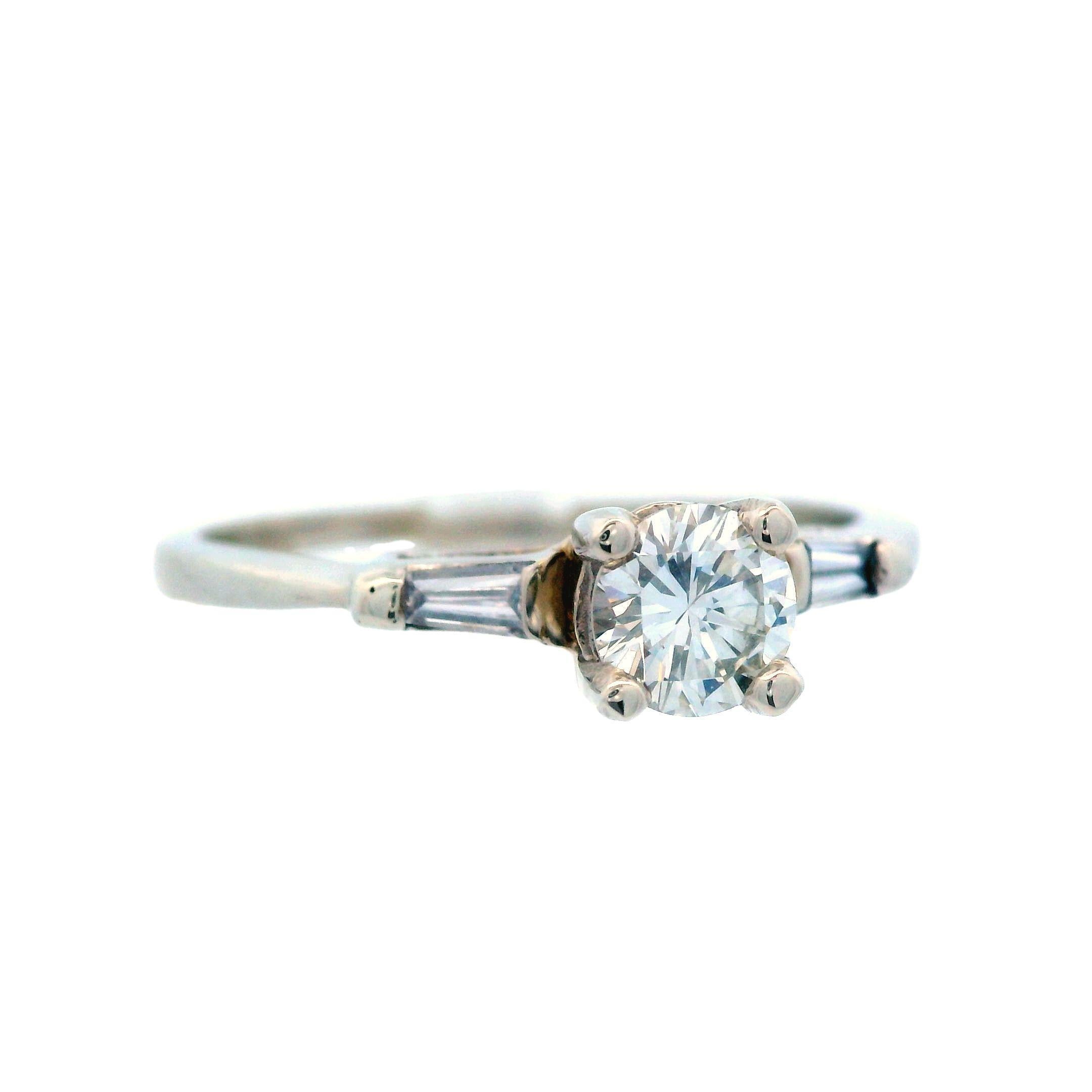 Donna Anello retrò anni '60 in oro bianco 14k con diamanti tondi e baguette in vendita