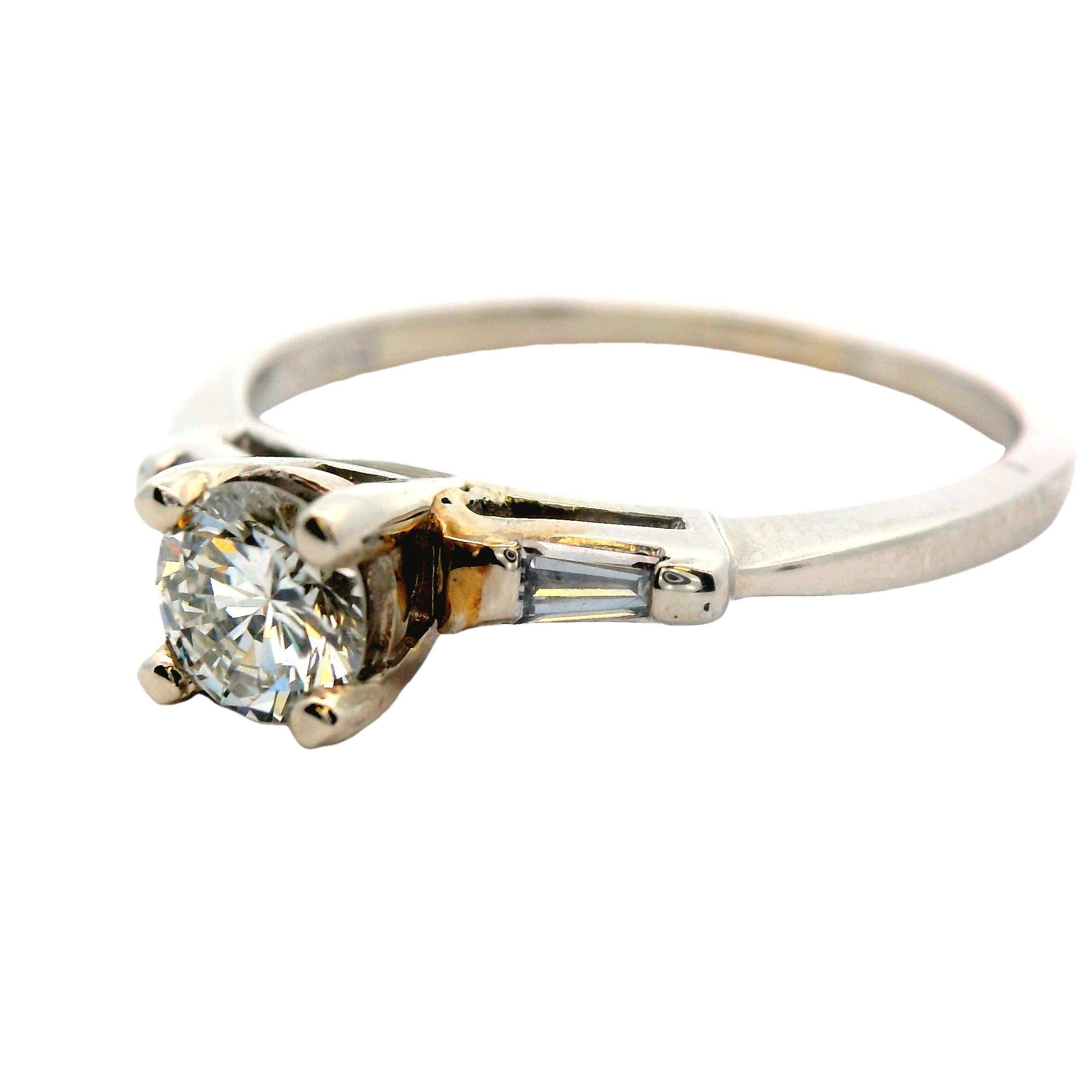 Anello retrò anni '60 in oro bianco 14k con diamanti tondi e baguette in vendita 1
