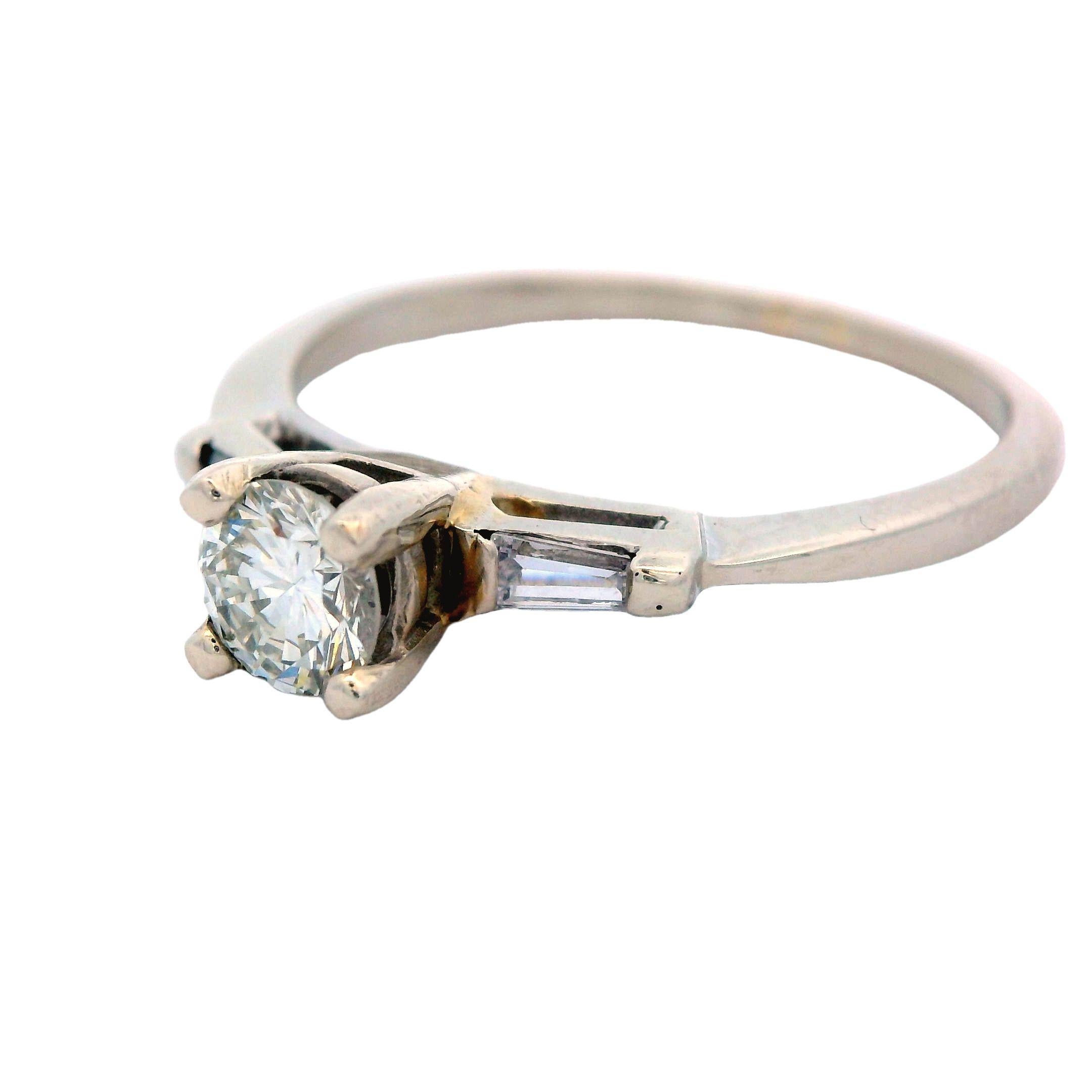 Anello retrò anni '60 in oro bianco 14k con diamanti tondi e baguette in vendita 2