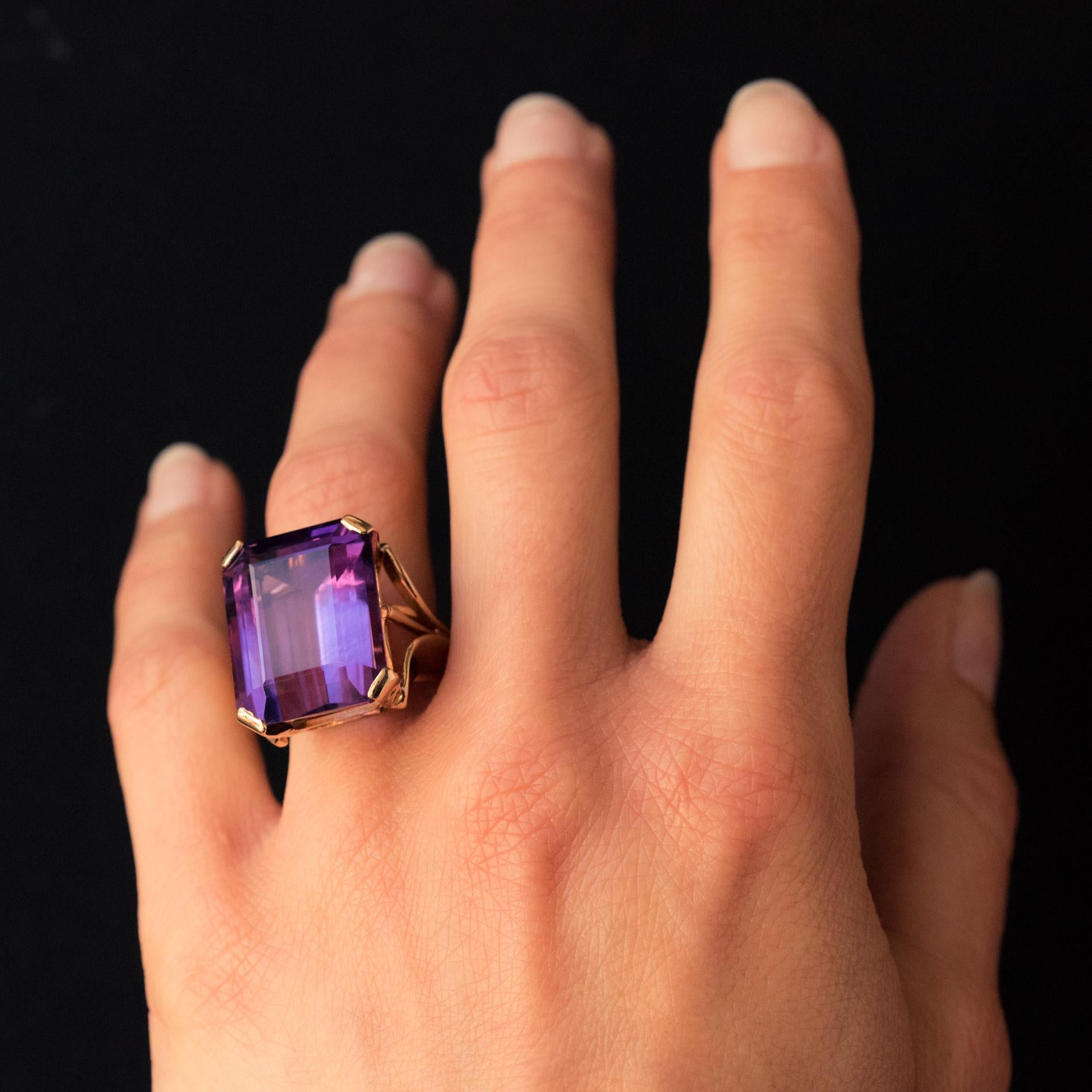 Retro 1960s 21 Carat Amethyst 18 Karat Yellow Gold Ring In Excellent Condition In Poitiers, FR