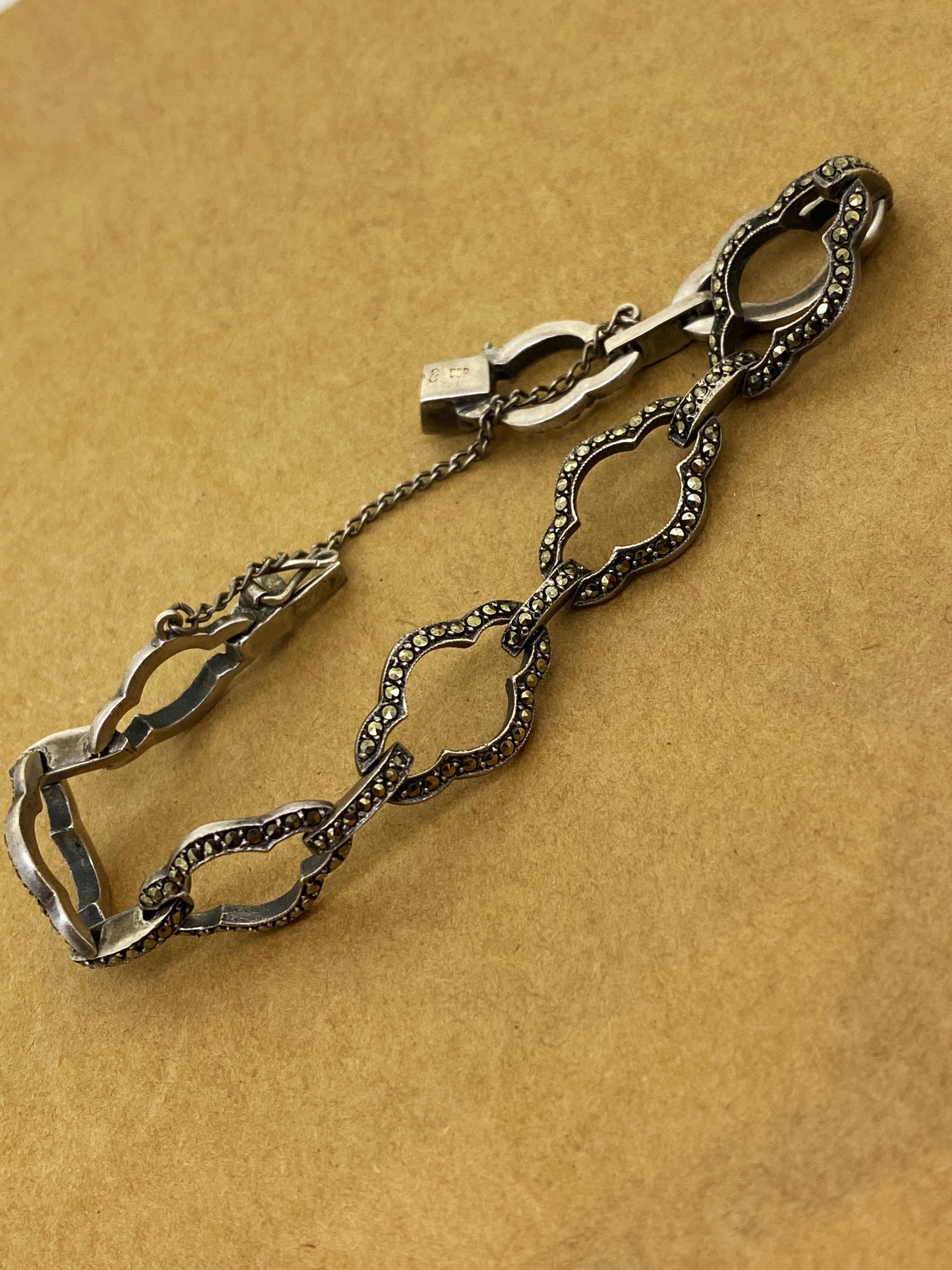 De provenance européenne, 
cette pièce rétro des années 1960 a été méticuleusement fabriquée 
en argent 800, avec maillons (13mm x 19mm) 
d'un motif ajouré complexe, 
Somptueusement serti de marcassites de qualité supérieure

Le bracelet épouse le