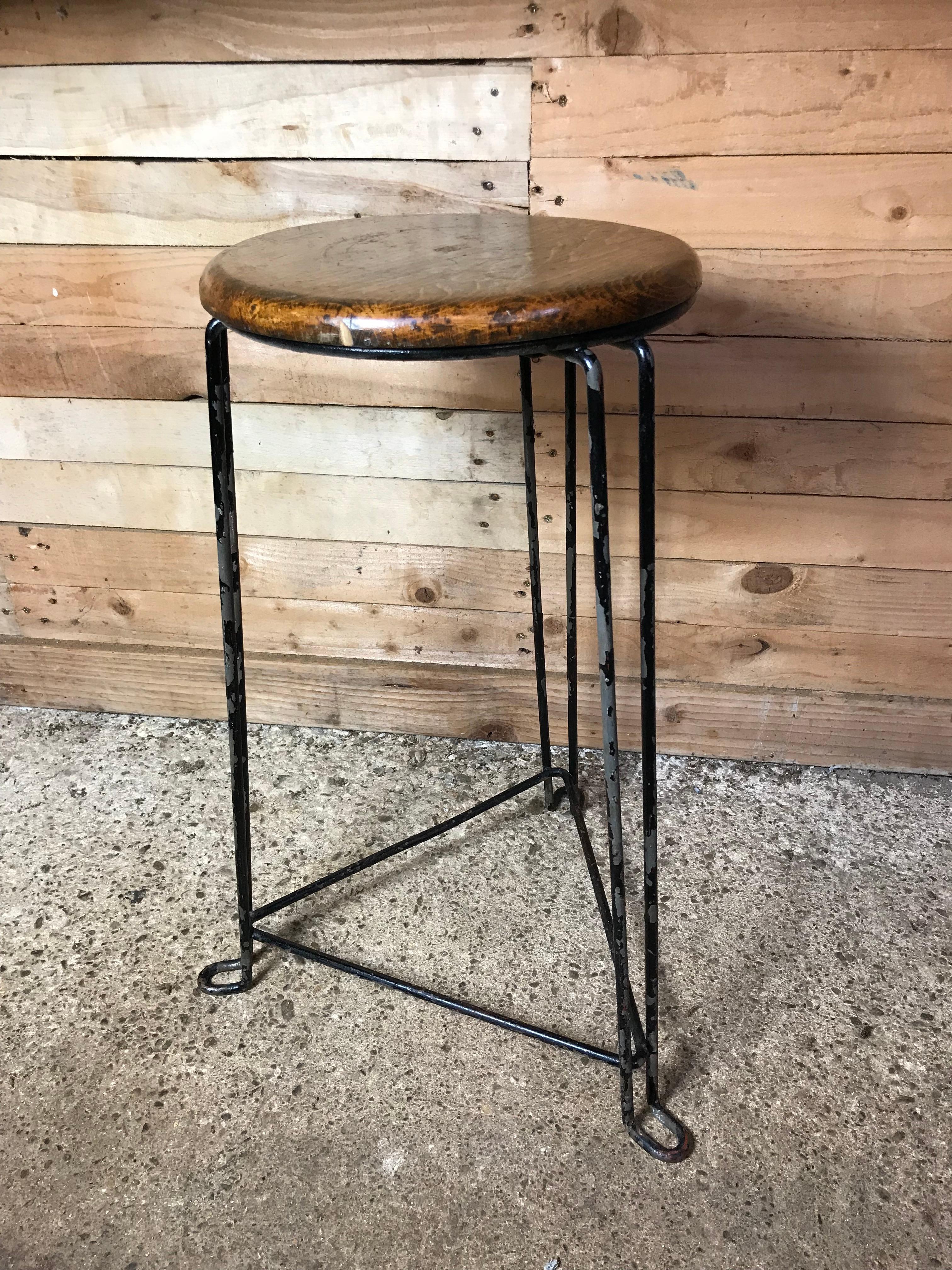 Retro 1960s wooden seat with metal frame Tomado stools.


 