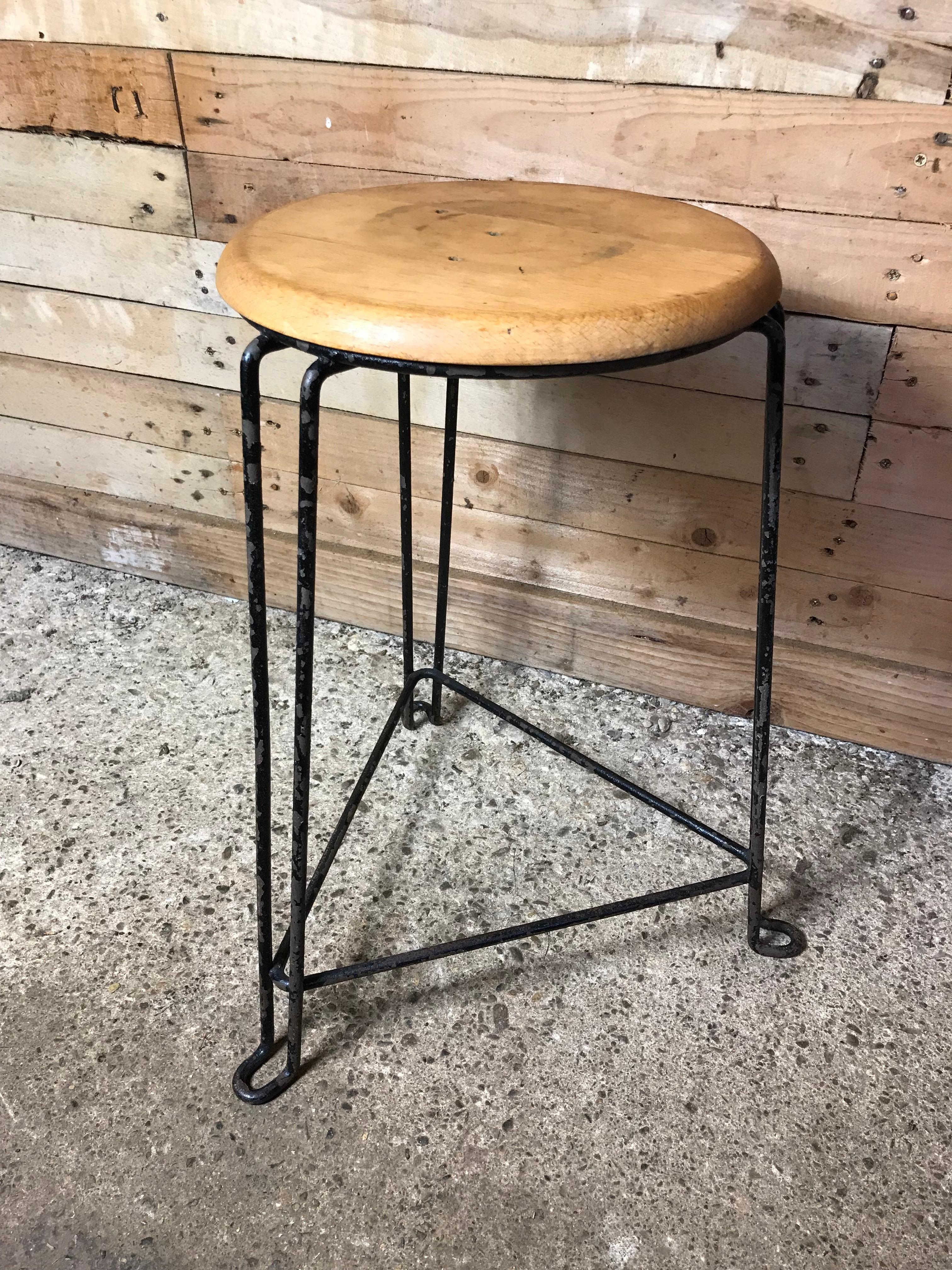 Retro 1960er Jahre Holzsitz mit Metallgestell Tomado Hocker „Klear Wooden Seat“ (Niederländisch) im Angebot