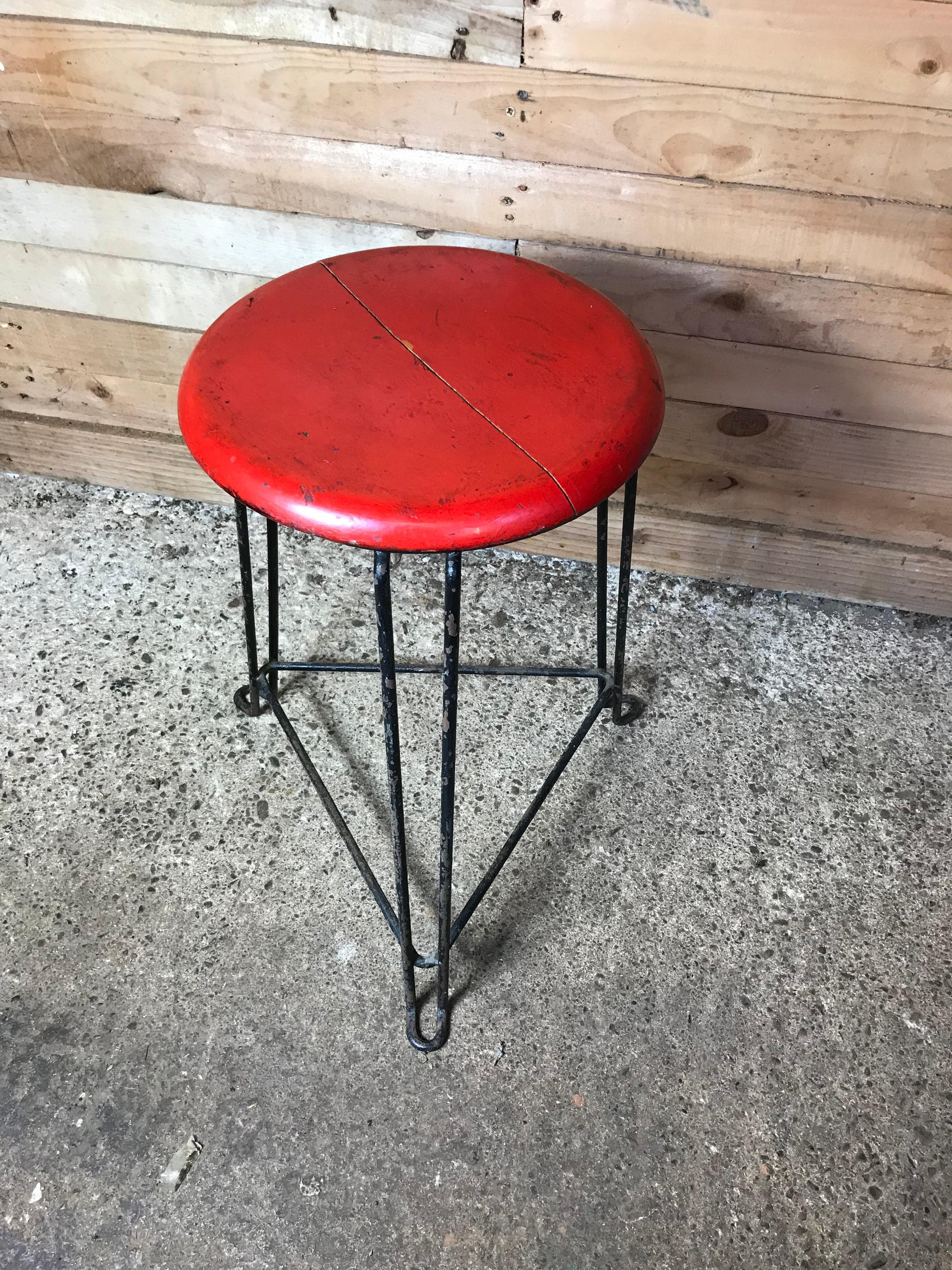 Taburete Tomado Retro 1960 Asiento de Madera con Estructura Metálica 'Asiento Rojo en Bueno estado para la venta en Markington, GB