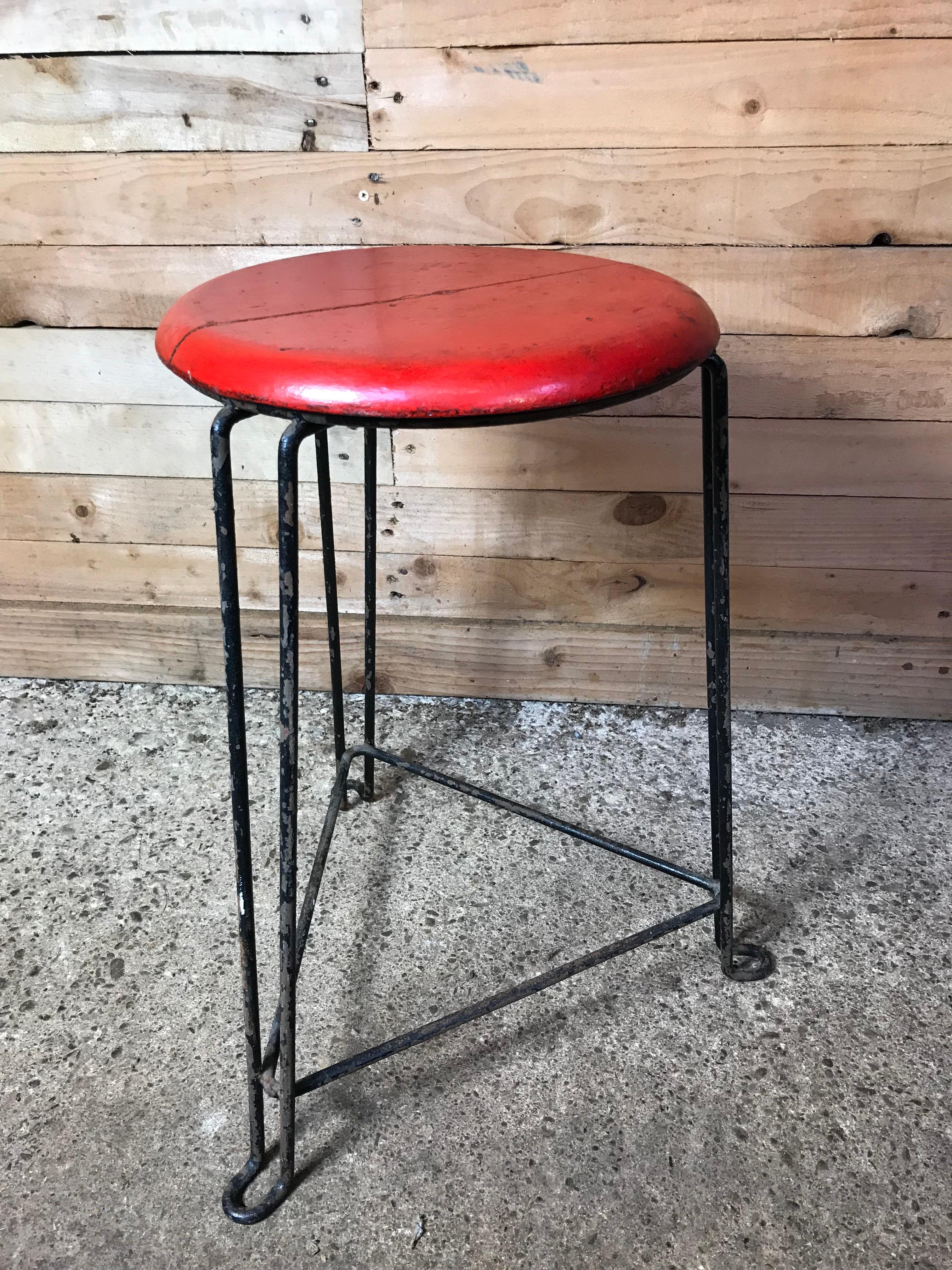 Taburete Tomado Retro 1960 Asiento de Madera con Estructura Metálica 'Asiento Rojo siglo XX en venta