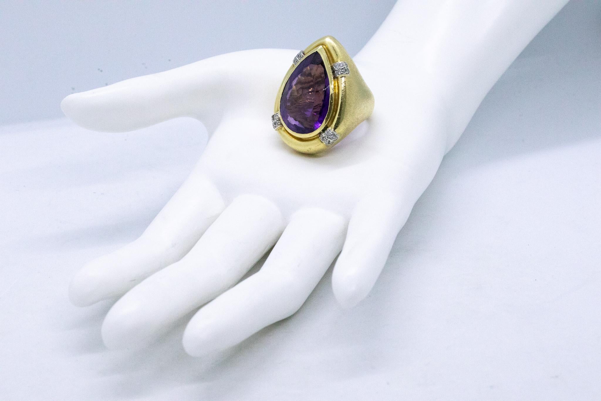 Modernist Retro 1970 Oversized Cocktail Ring 18Kt Gold 31.77 Cts in Diamonds and Amethyst